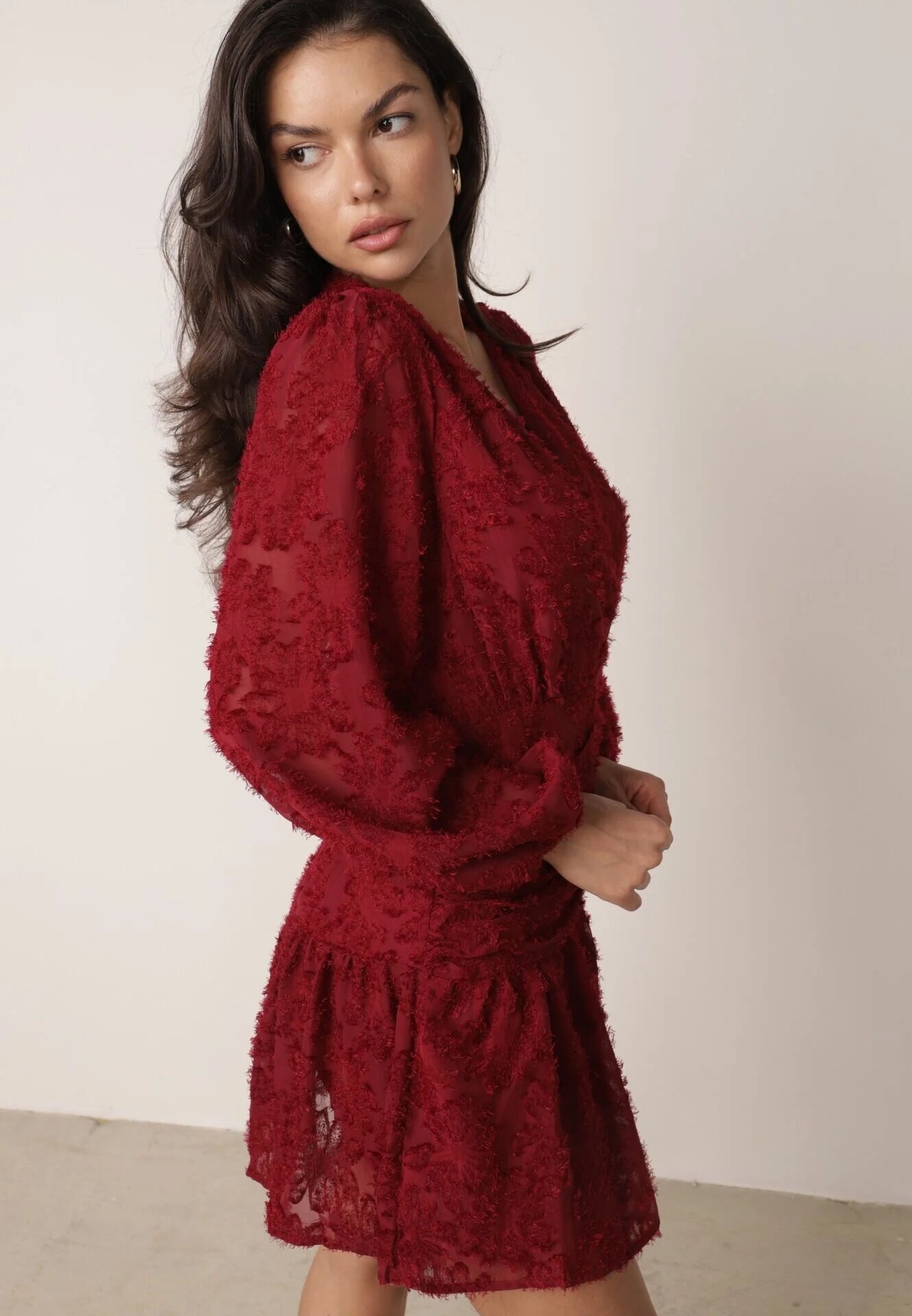 retro & icone Rochie de Dantelă Bordo cu Decolteu Petrecut și Pliuri Labisse
