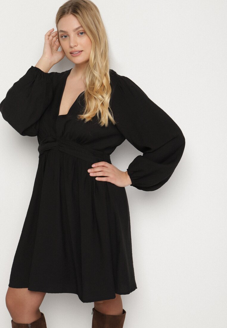 retro & icone Rochie neagră cloș cu pliuri în talie și decolteu în V