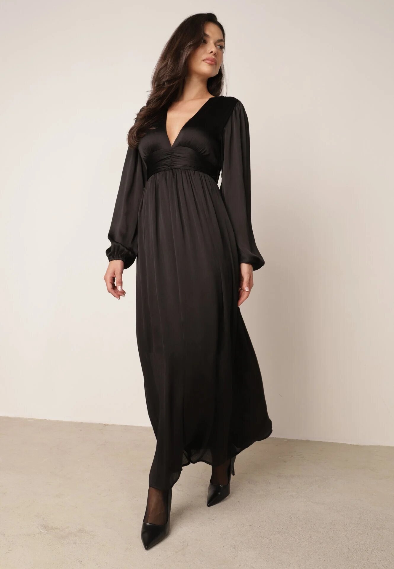 retro & icone Rochie Neagră Maxi Cloș din Țesătură Netedă cu Decolteu Petrecut și Mâneci Largi Smruti