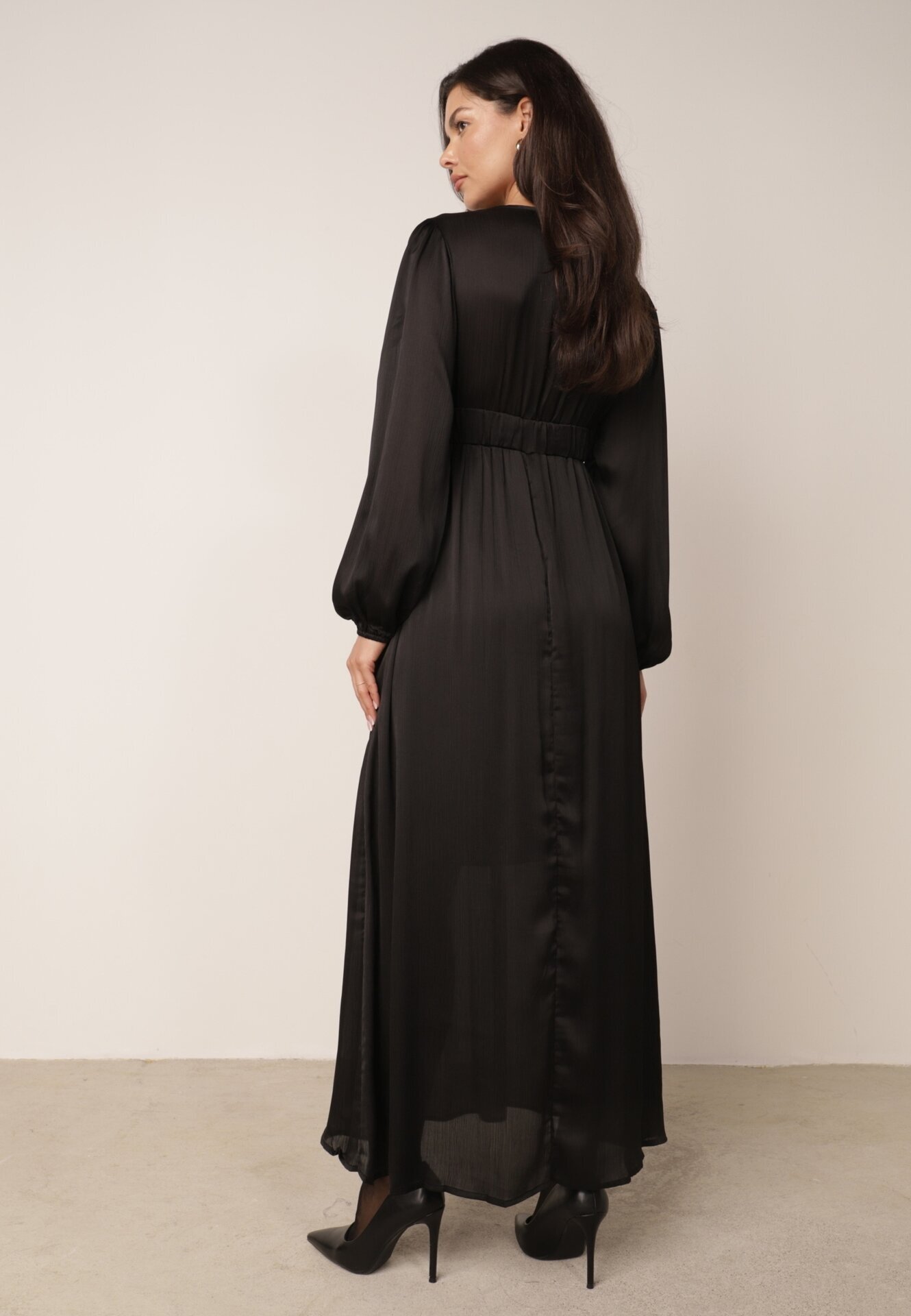 retro & icone Rochie Neagră Maxi Cloș din Țesătură Netedă cu Decolteu Petrecut și Mâneci Largi Smruti