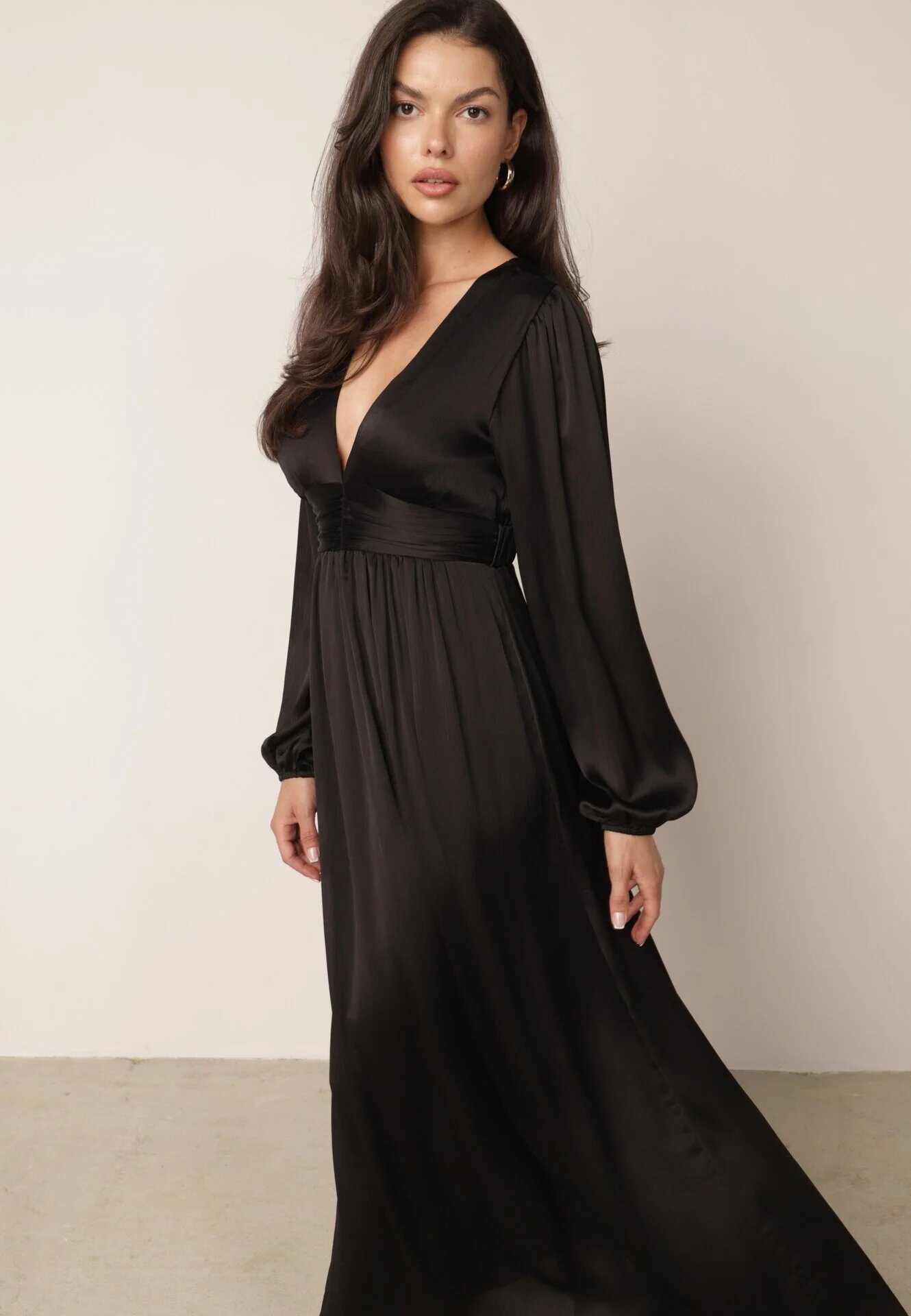 retro & icone Rochie Neagră Maxi Cloș din Țesătură Netedă cu Decolteu Petrecut și Mâneci Largi Smruti