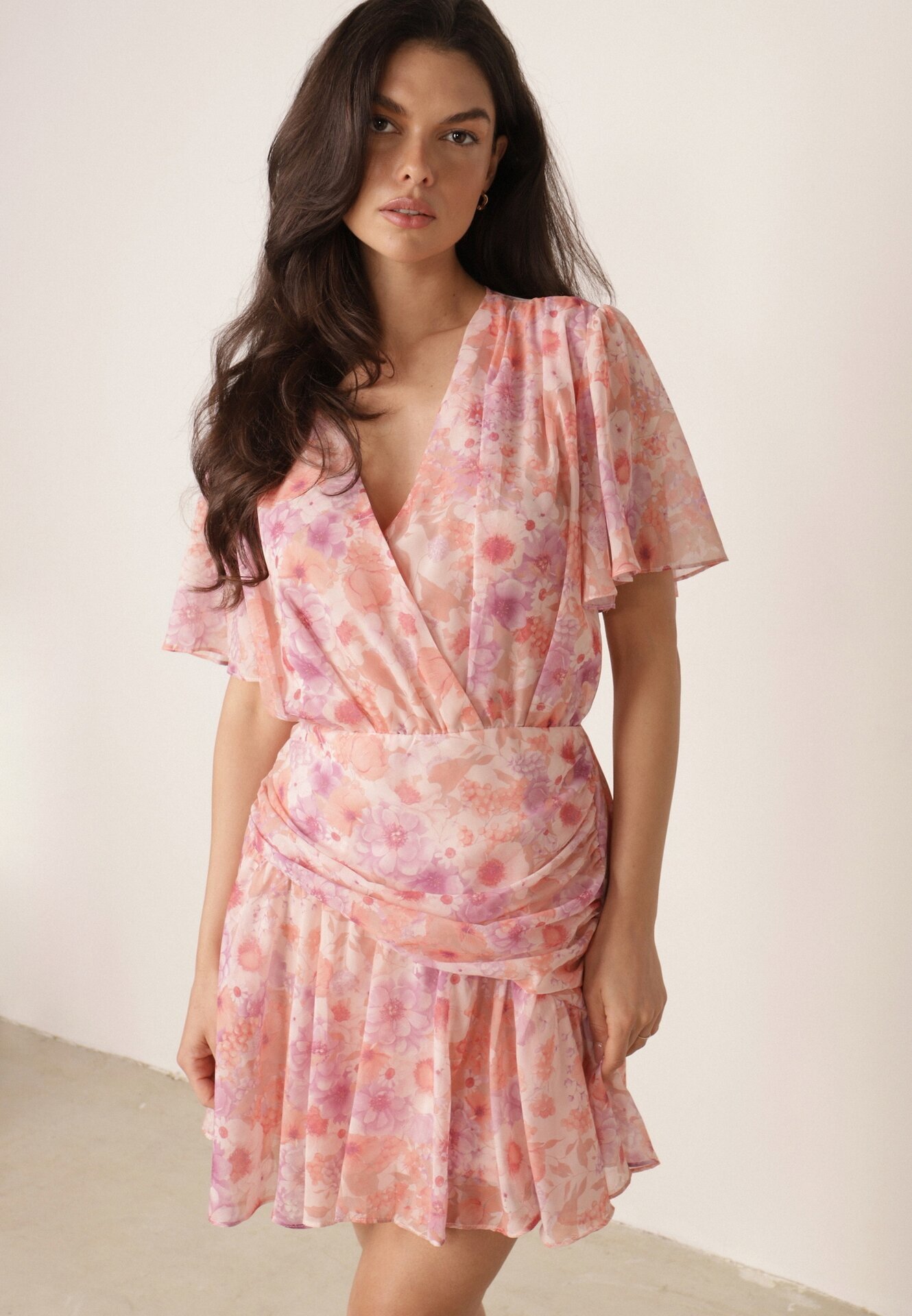retro & icone Rochie petrecută cu flori cu elastic în talie și fronseu la tiv Klimereia Roz