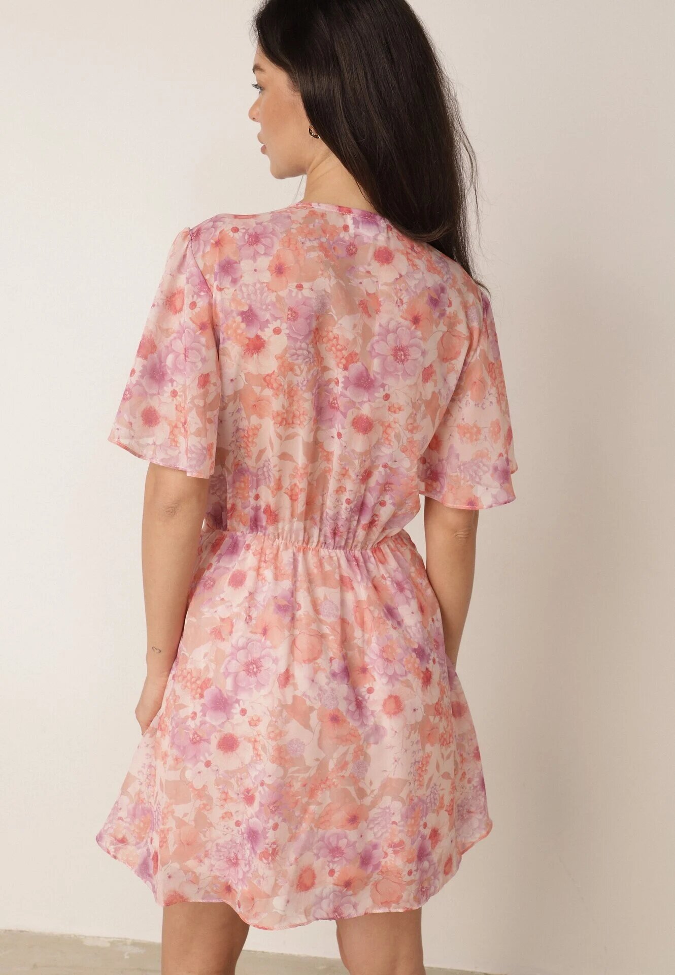 retro & icone Rochie petrecută cu flori cu elastic în talie și fronseu la tiv Klimereia Roz