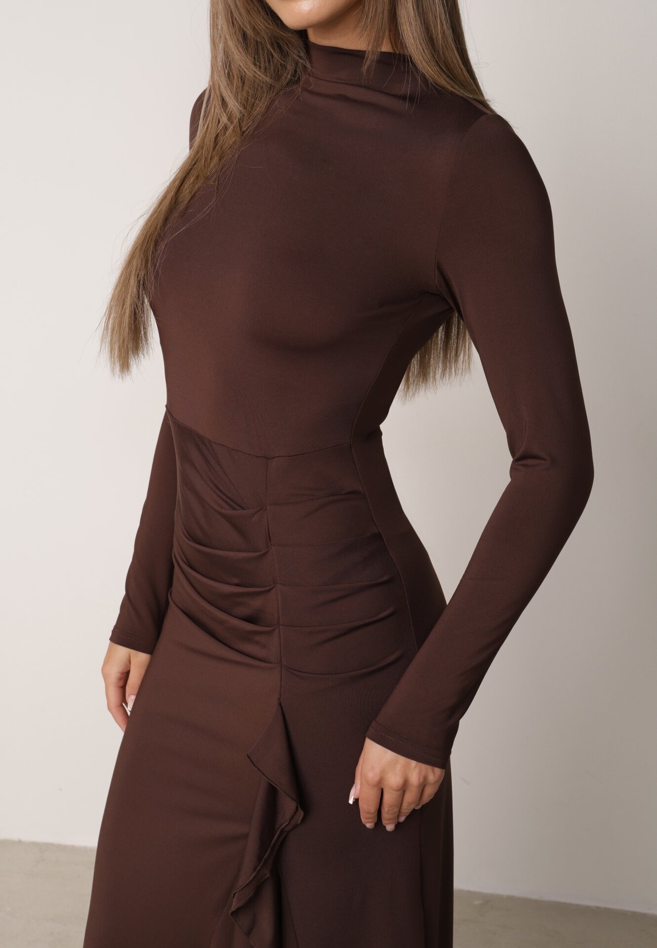  Rochie lungă cu mânecă lungă din viscoză decorată cu drapaj și volănaș Aserefa Maro