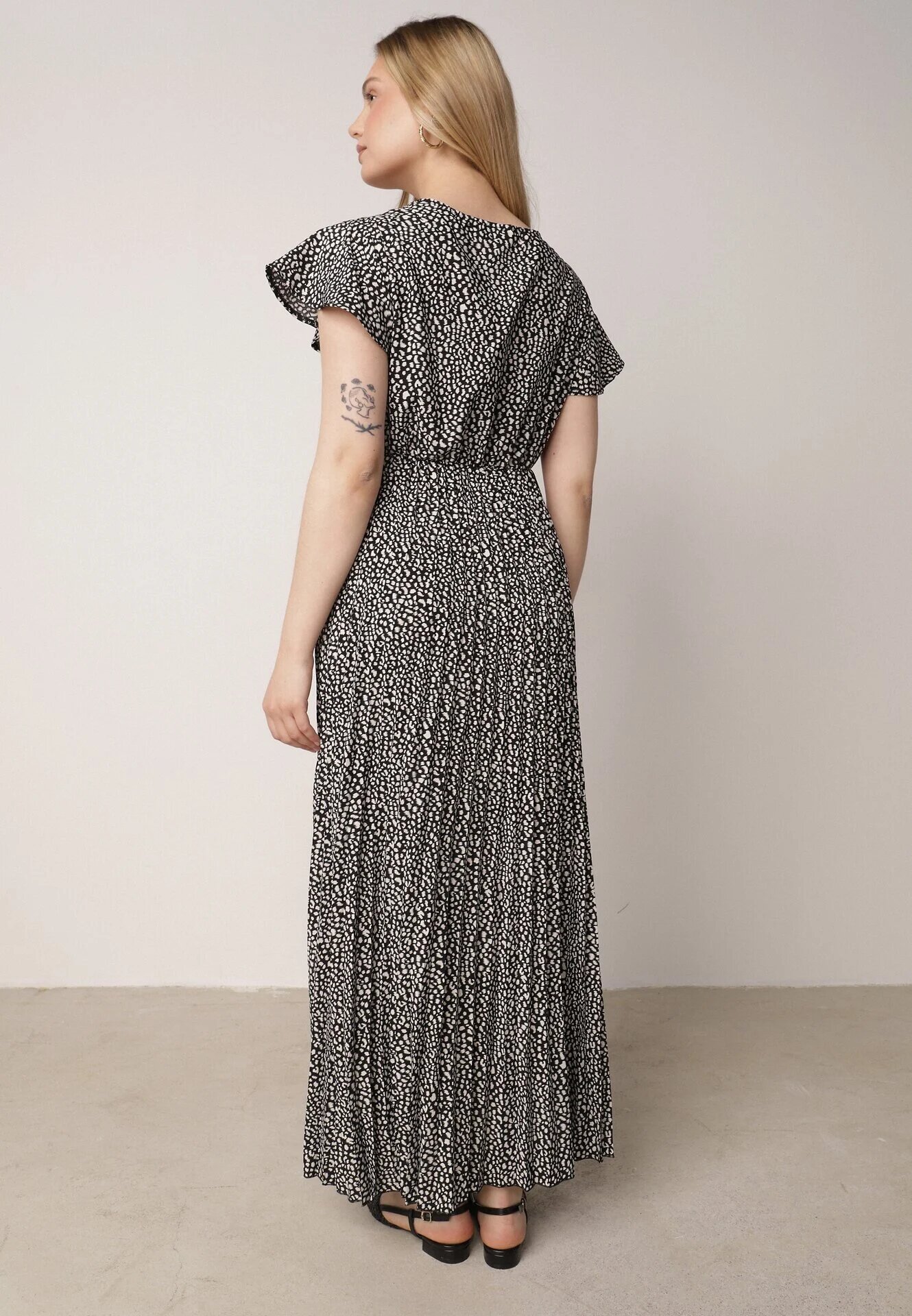  Rochie Negră Plisată Maxi cu elastic în talie și decolteu petrecut Kaimarie