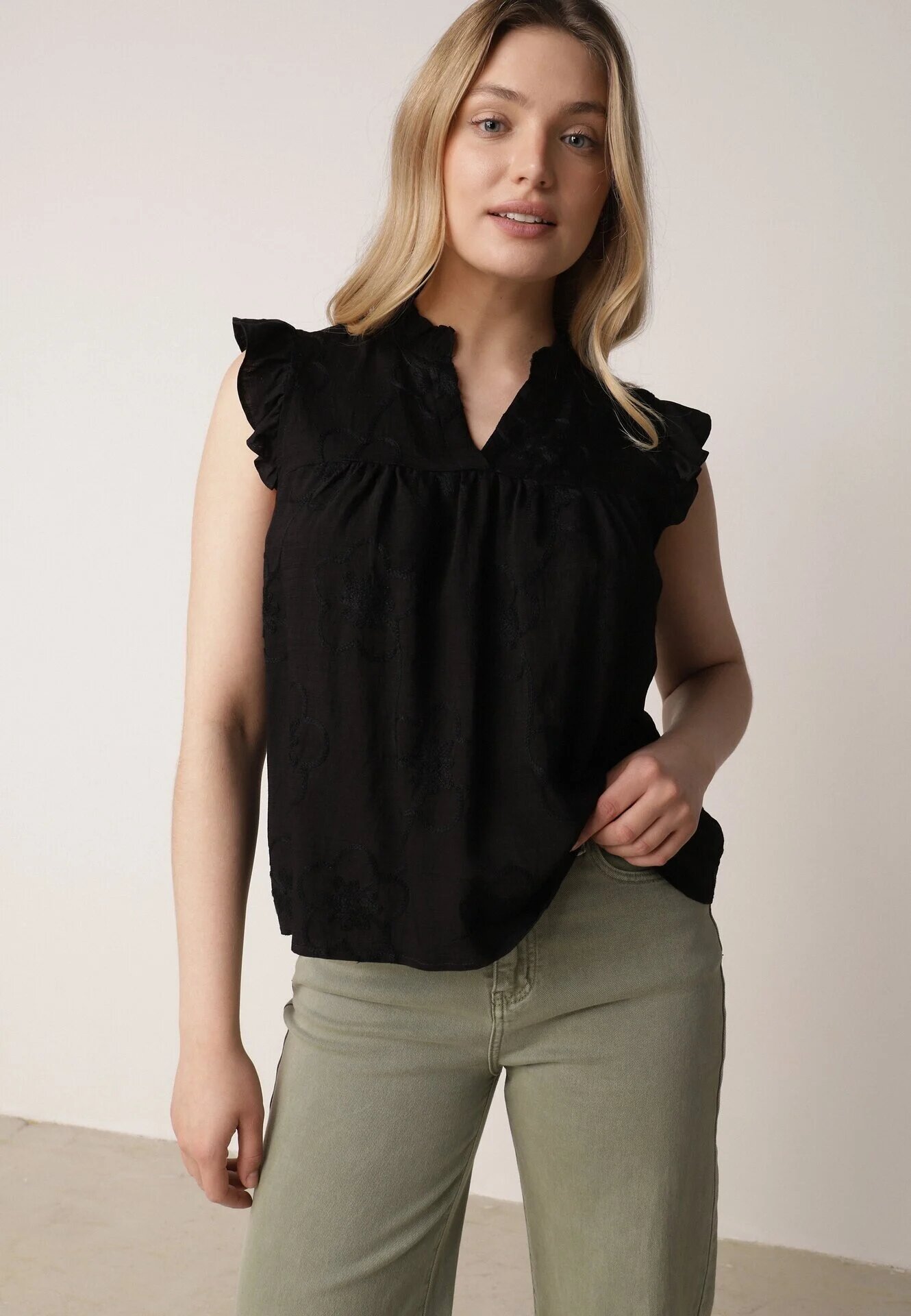 romee's Bluză din bumbac neagră cu broderie florală și volane Sabrilato