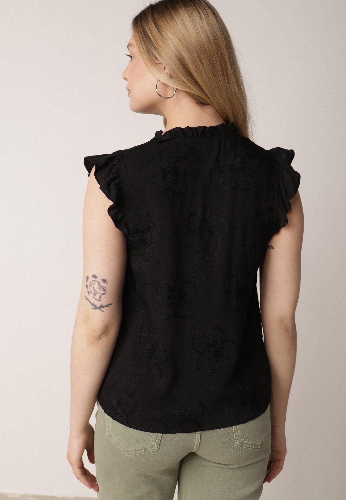 romee's Bluză din bumbac neagră cu broderie florală și volane Sabrilato