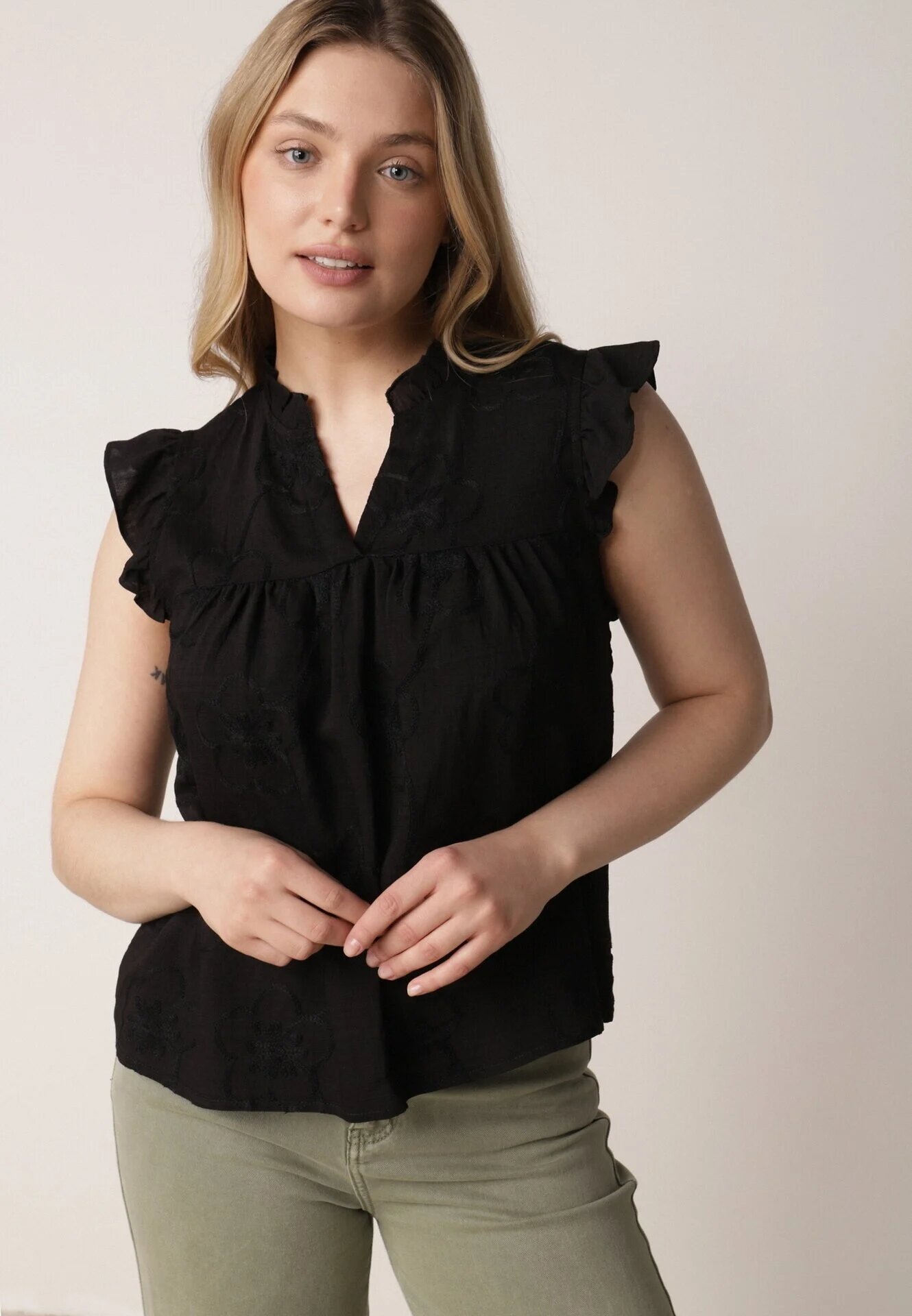 romee's Bluză din bumbac neagră cu broderie florală și volane Sabrilato