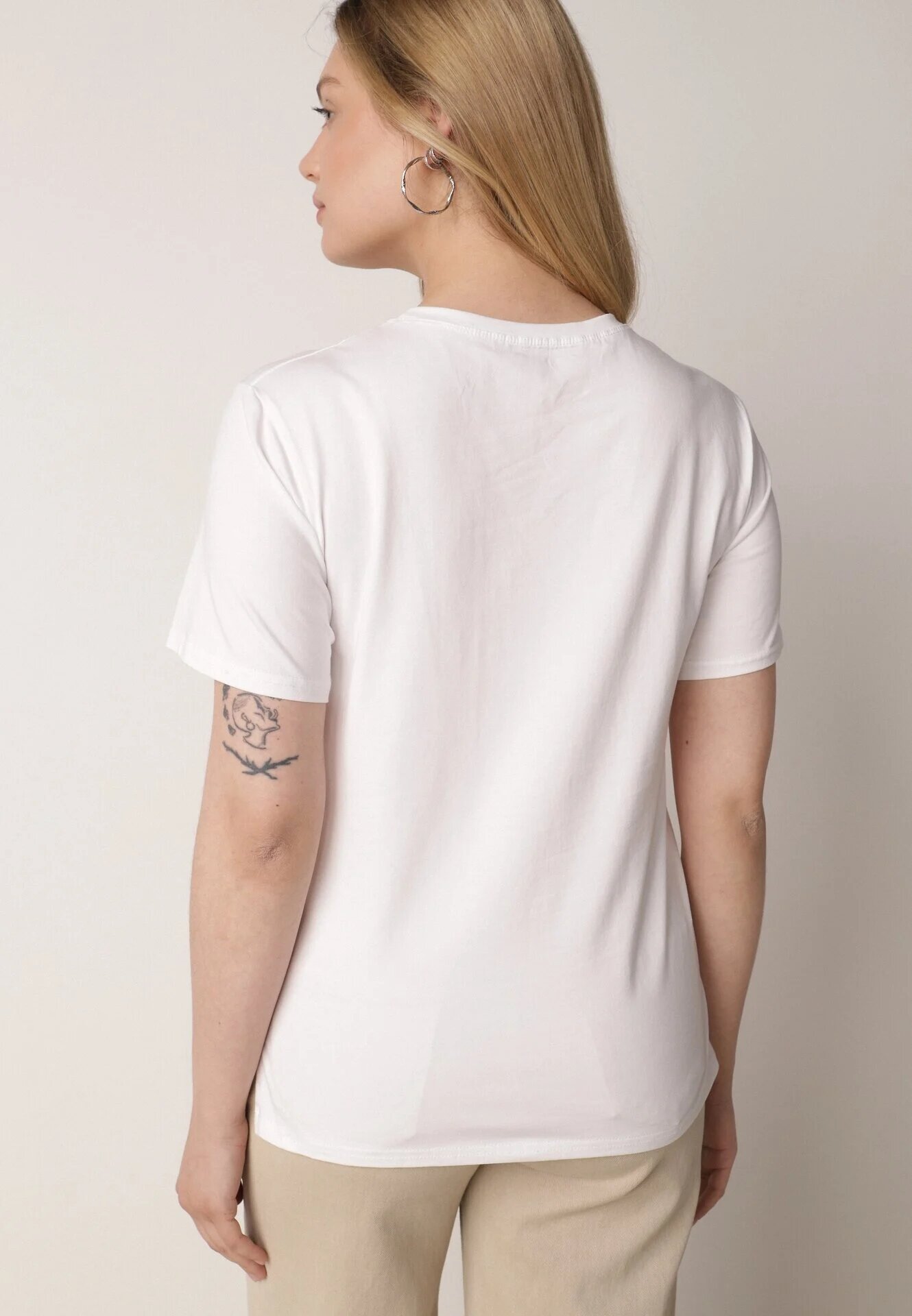 romee's Tricou Alb din Bumbac cu Spate Mai Lung și Decupaje Laterale Cordalea