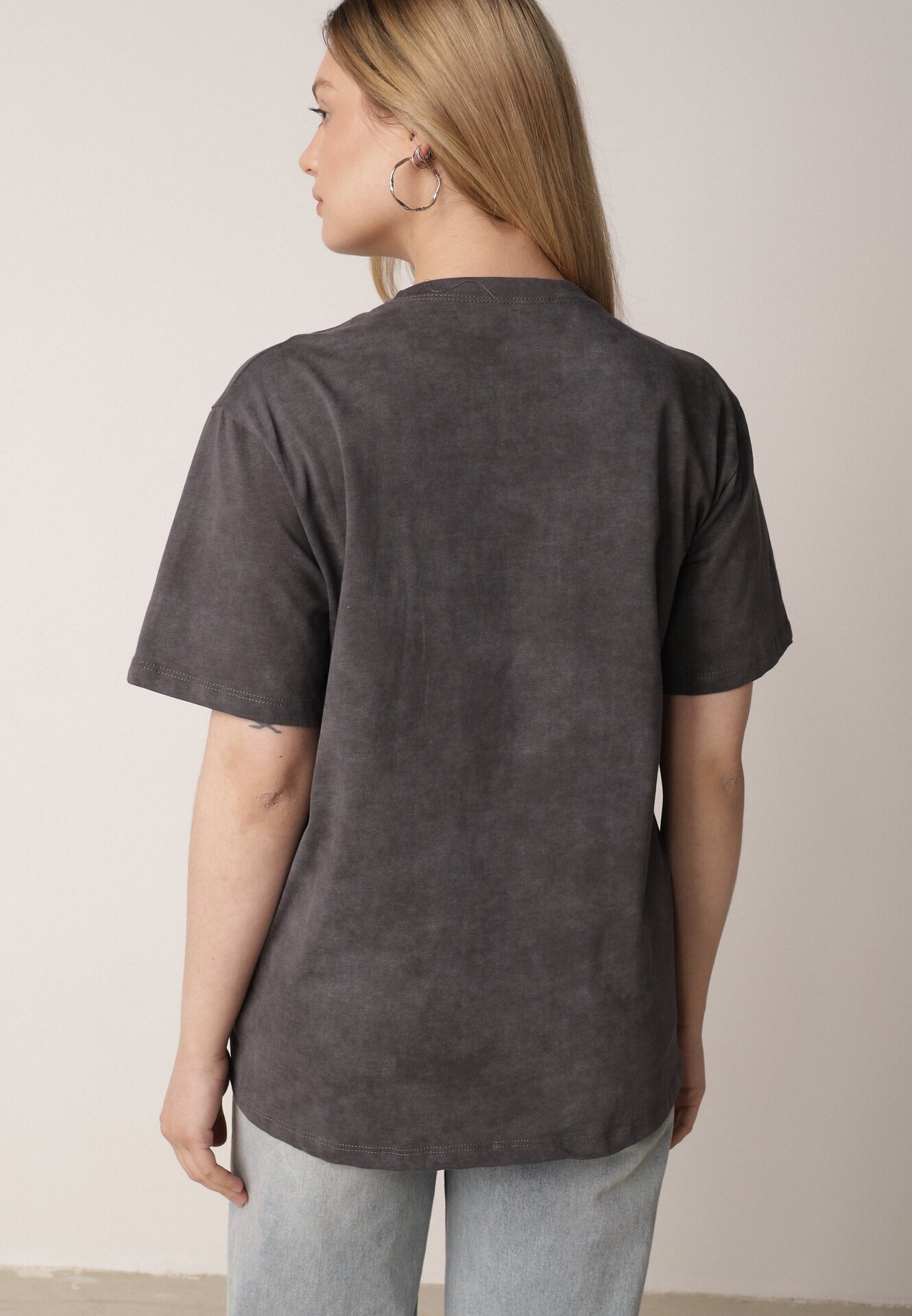 romee's Tricou Gri închis din bumbac cu croială supradimensionată cu inscripție Orinvyra