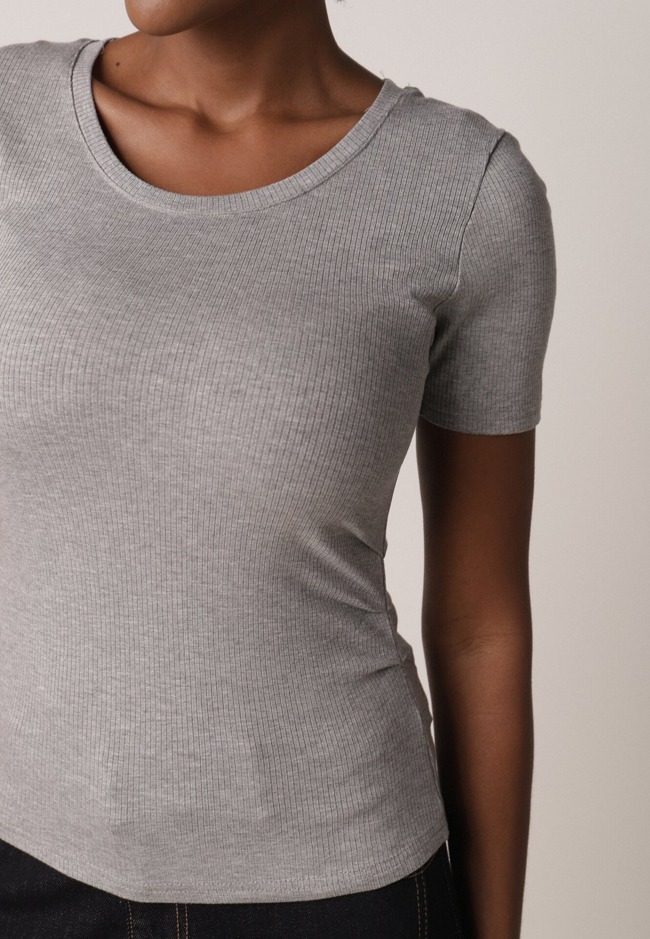 romee's Tricou Gri Reiat Decorat Pe laterale Cu încrețituri Nedisa