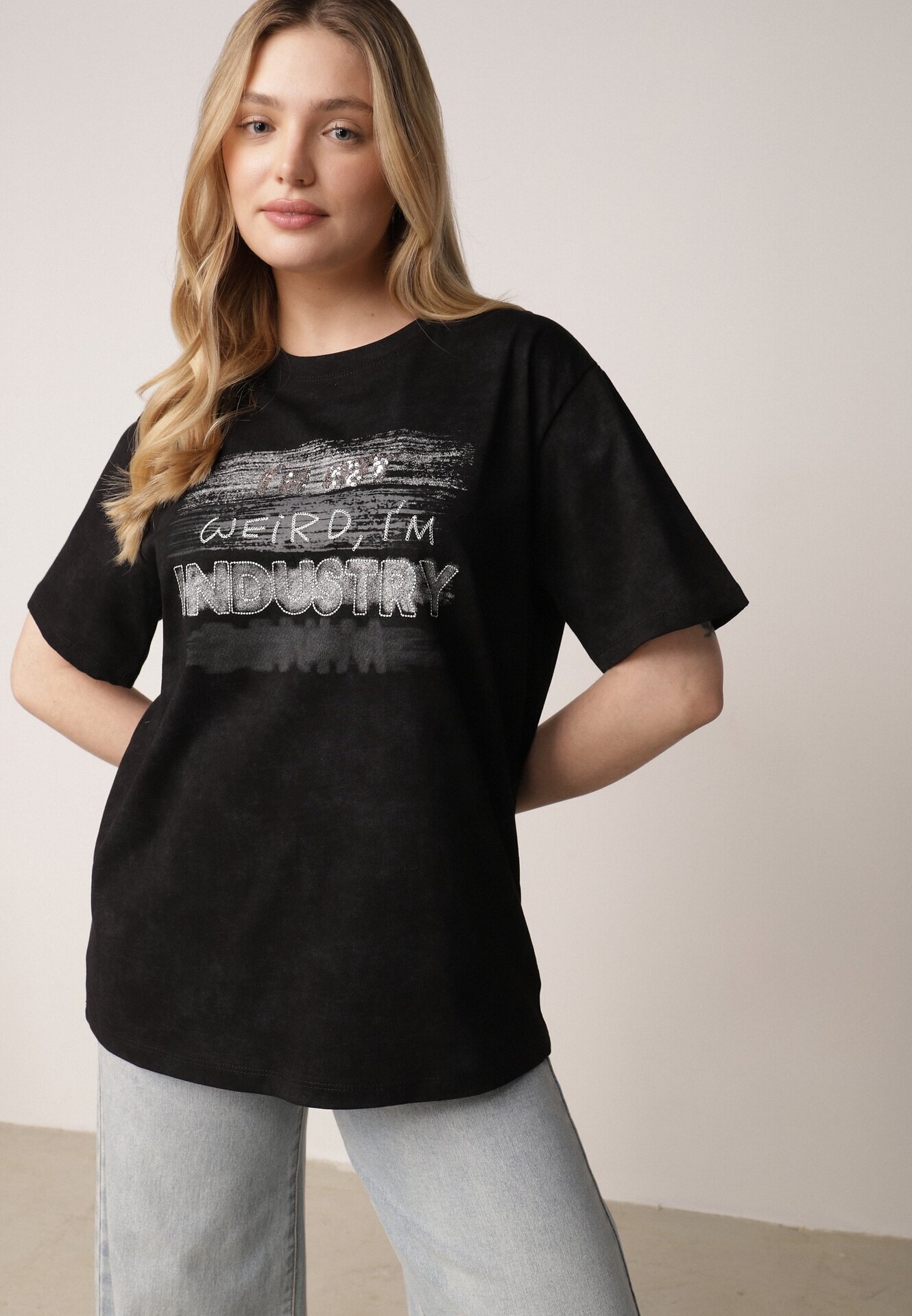 romee's Tricou Negru din Bumbac cu Croială Oversize cu Scrisul Orinvyra