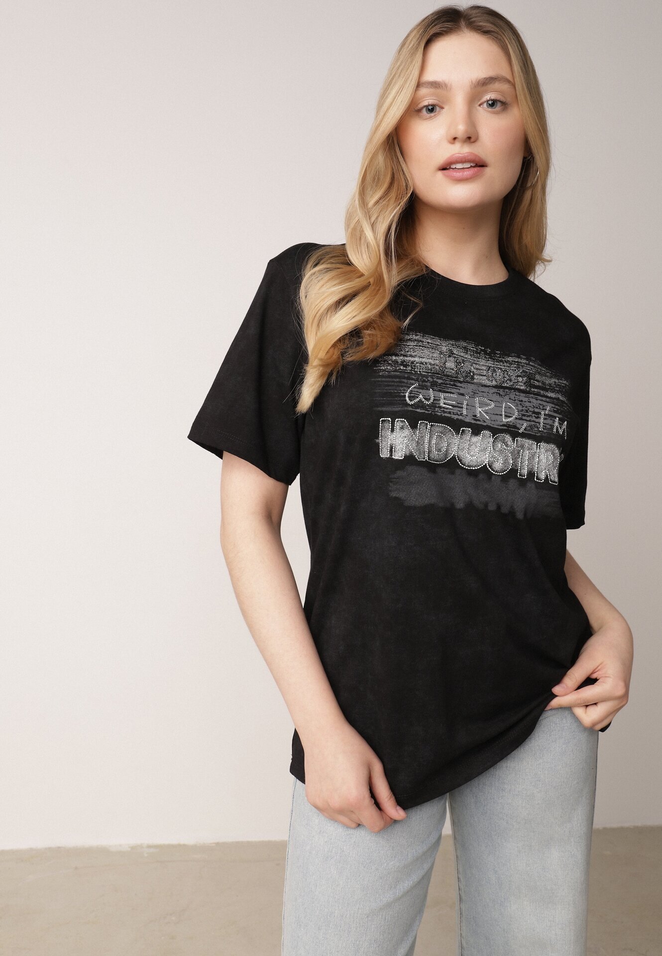 romee's Tricou Negru din Bumbac cu Croială Oversize cu Scrisul Orinvyra
