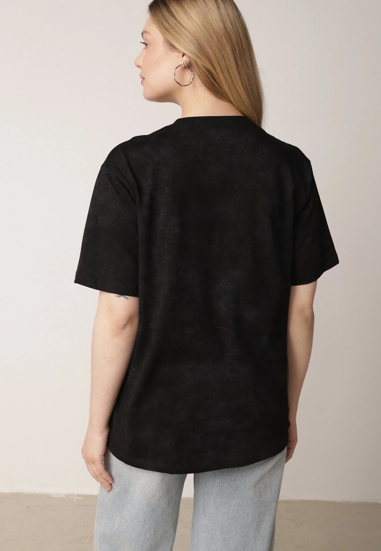 romee's Tricou Negru din Bumbac cu Croială Oversize cu Scrisul Orinvyra
