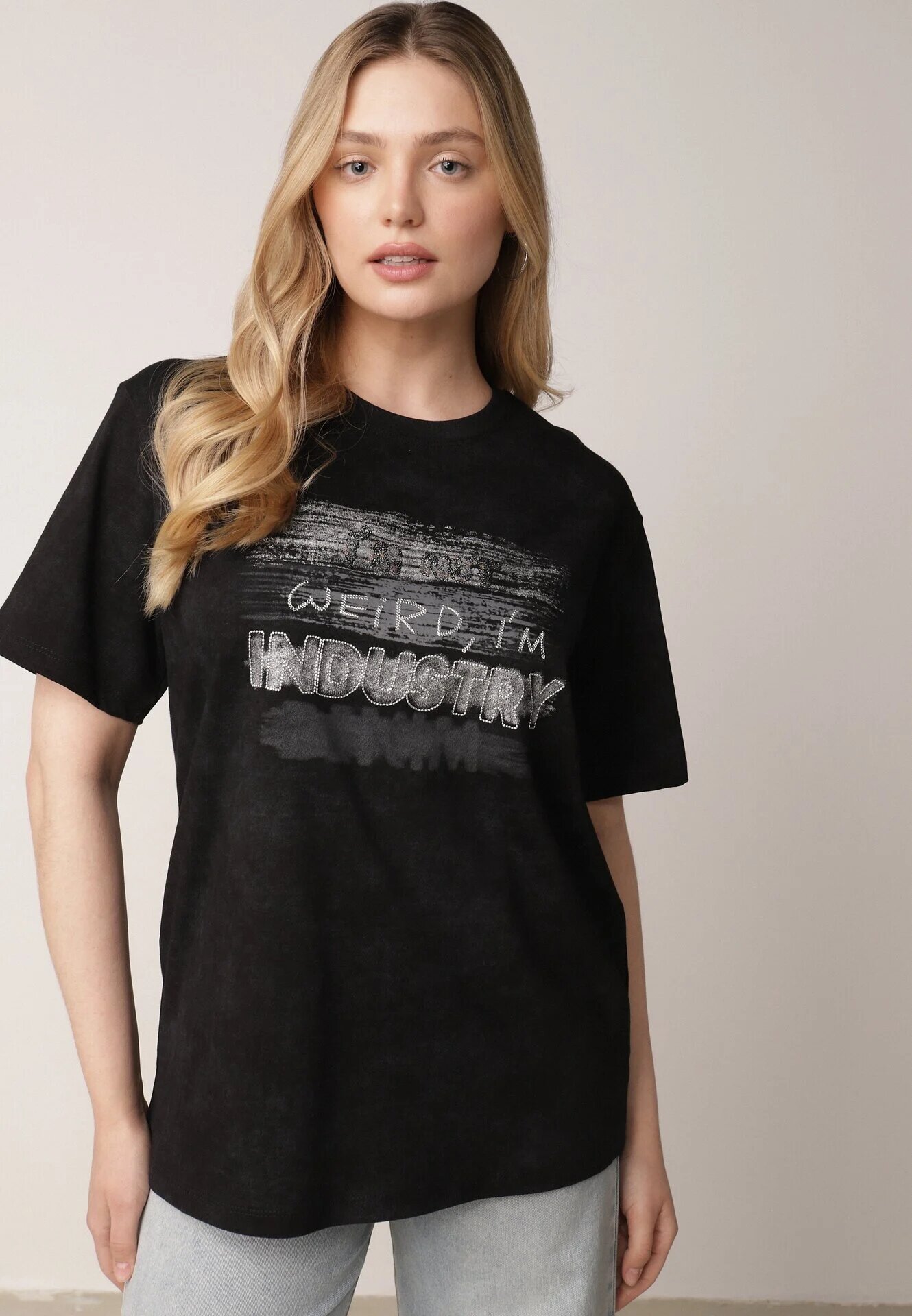 romee's Tricou Negru din Bumbac cu Croială Oversize cu Scrisul Orinvyra
