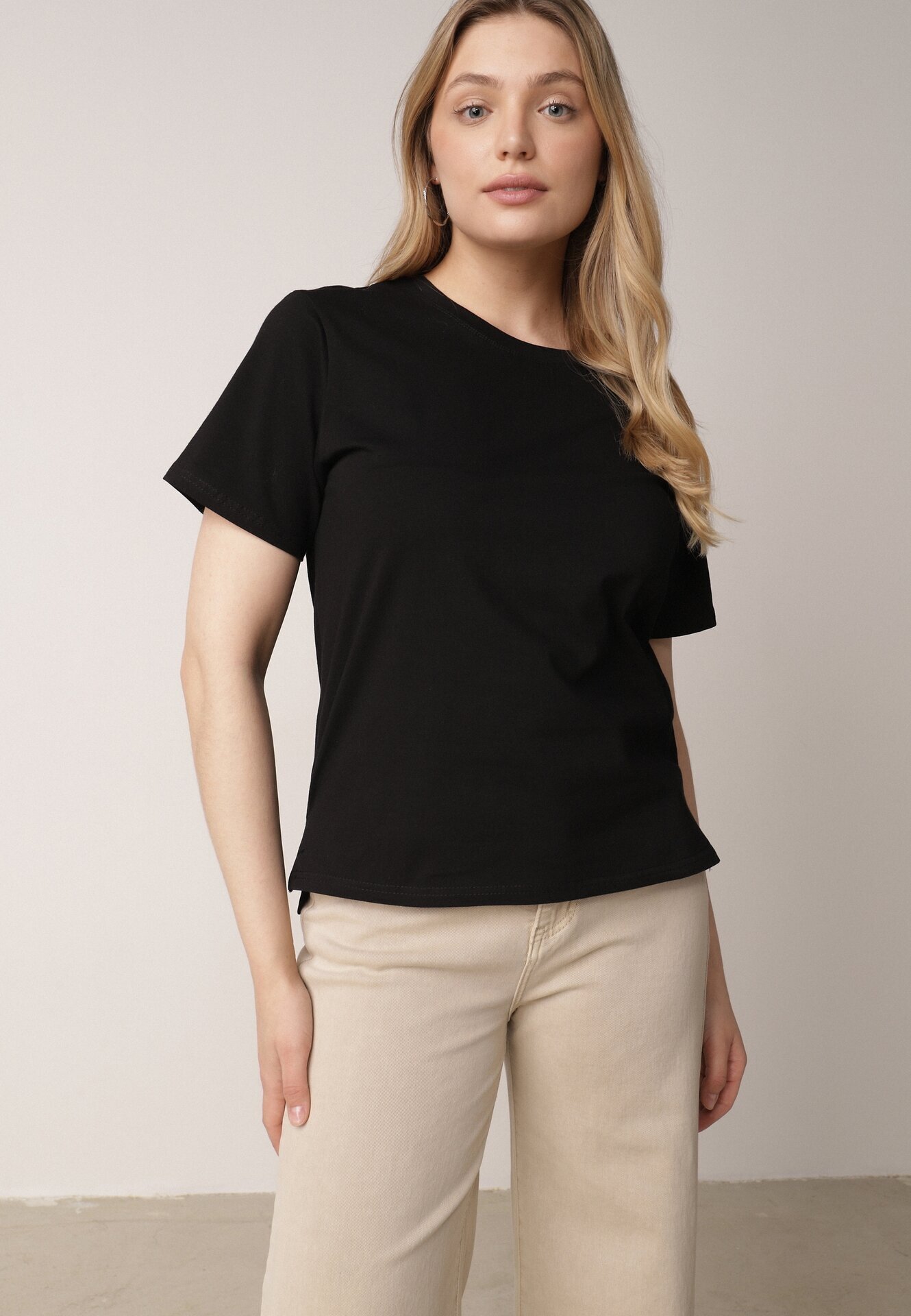 romee's Tricou Negru din Bumbac cu Spate Mai Lung și Decupaje Laterale Cordalea