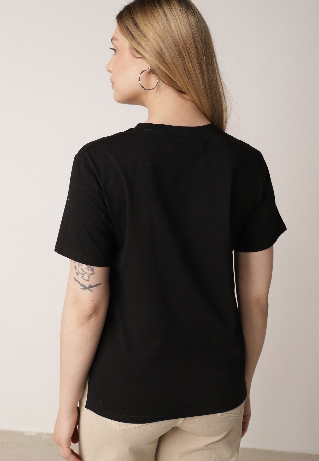 romee's Tricou Negru din Bumbac cu Spate Mai Lung și Decupaje Laterale Cordalea