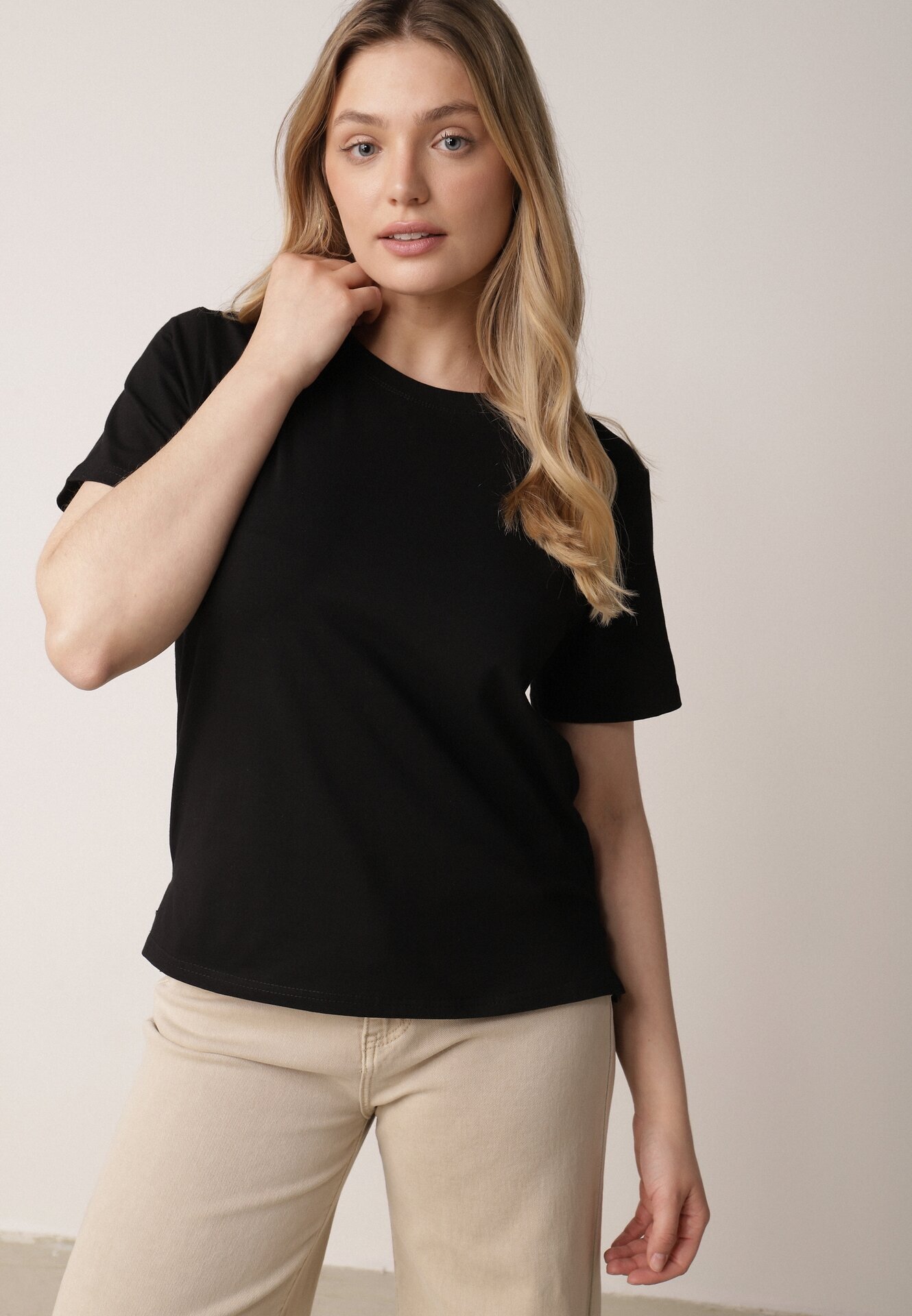 romee's Tricou Negru din Bumbac cu Spate Mai Lung și Decupaje Laterale Cordalea