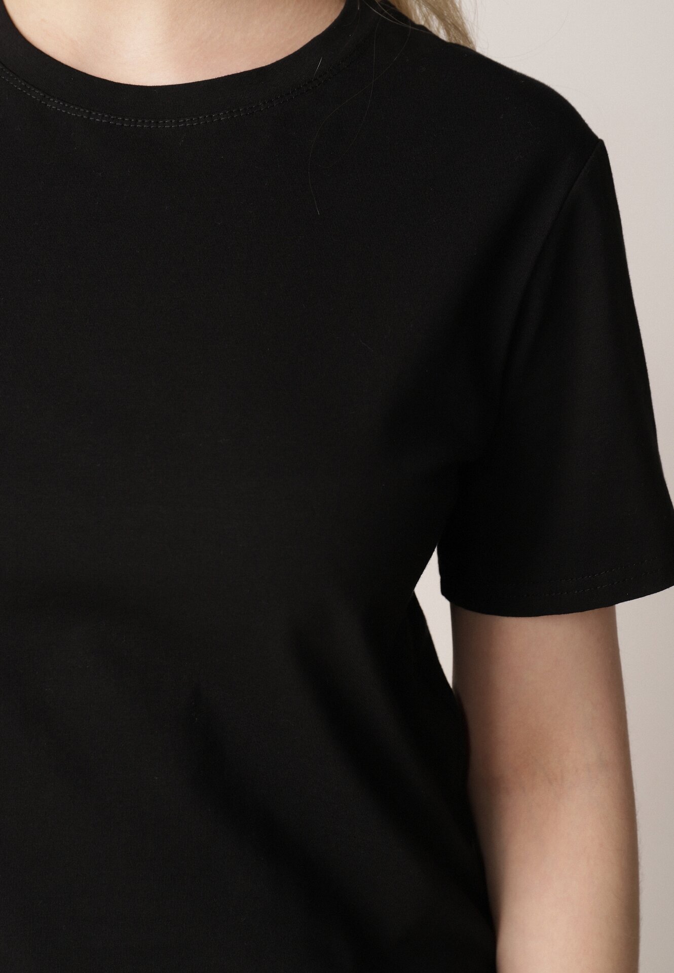 romee's Tricou Negru din Bumbac cu Spate Mai Lung și Decupaje Laterale Cordalea