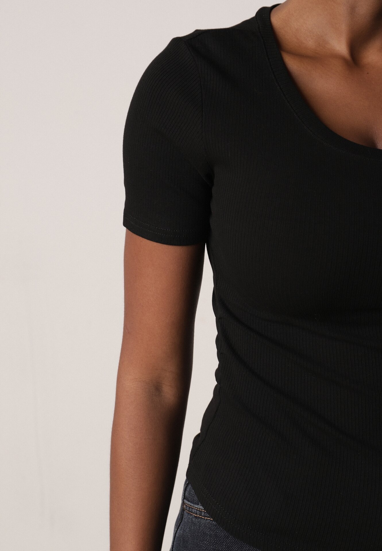 romee's Tricou Negru Striat Decorat pe Laterale cu Încrețituri Nedisa