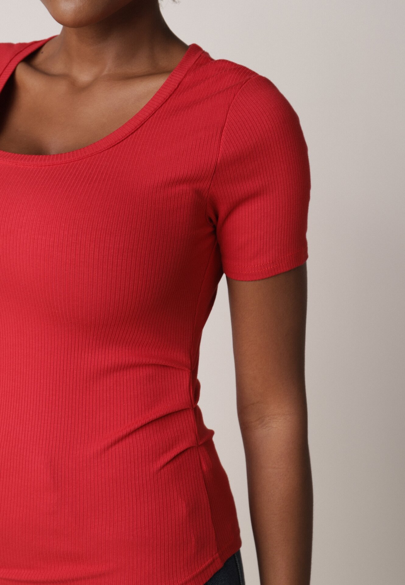 romee's Tricou Roșu Reiat Decorat pe Laterale cu Volănașe Nedisa