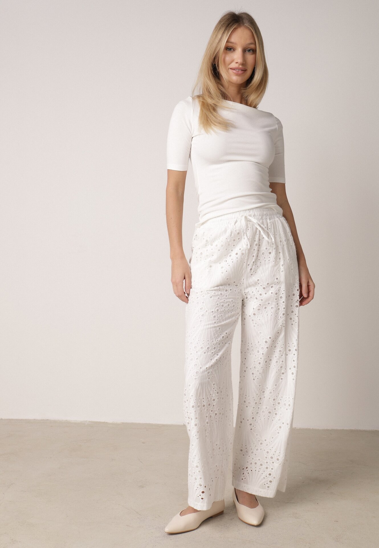 rosa Pantaloni albi din bumbac largi ajurați în stil boho cu broderie Ellanirae