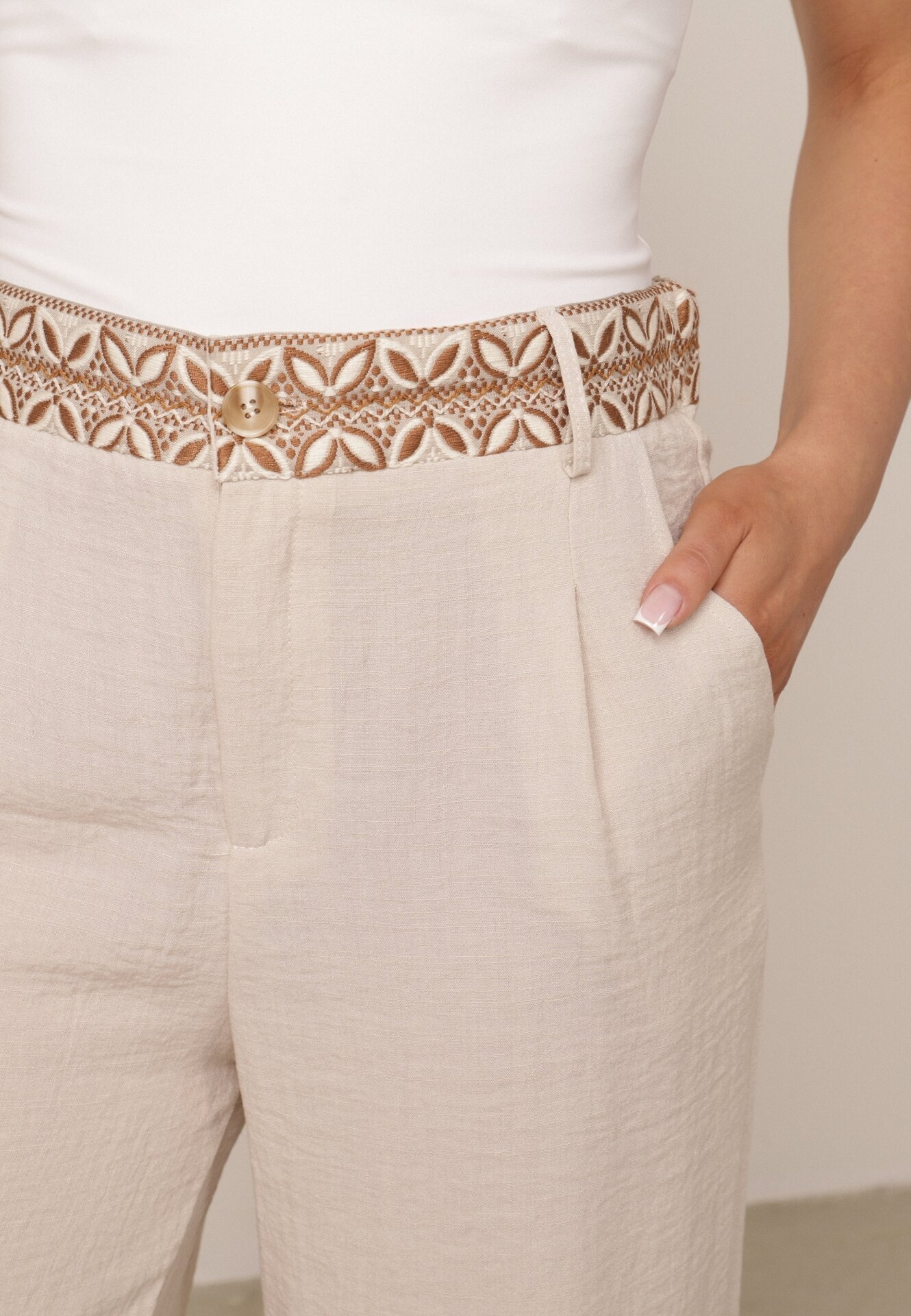 rosa Pantaloni din viscoză cu talie înaltă din material структурat Bej