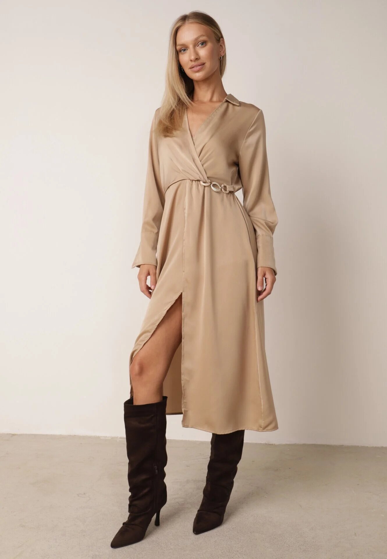 rosa Rochie Bej De Satin Midi cu Decolteu Petrecut și Guler Hartho
