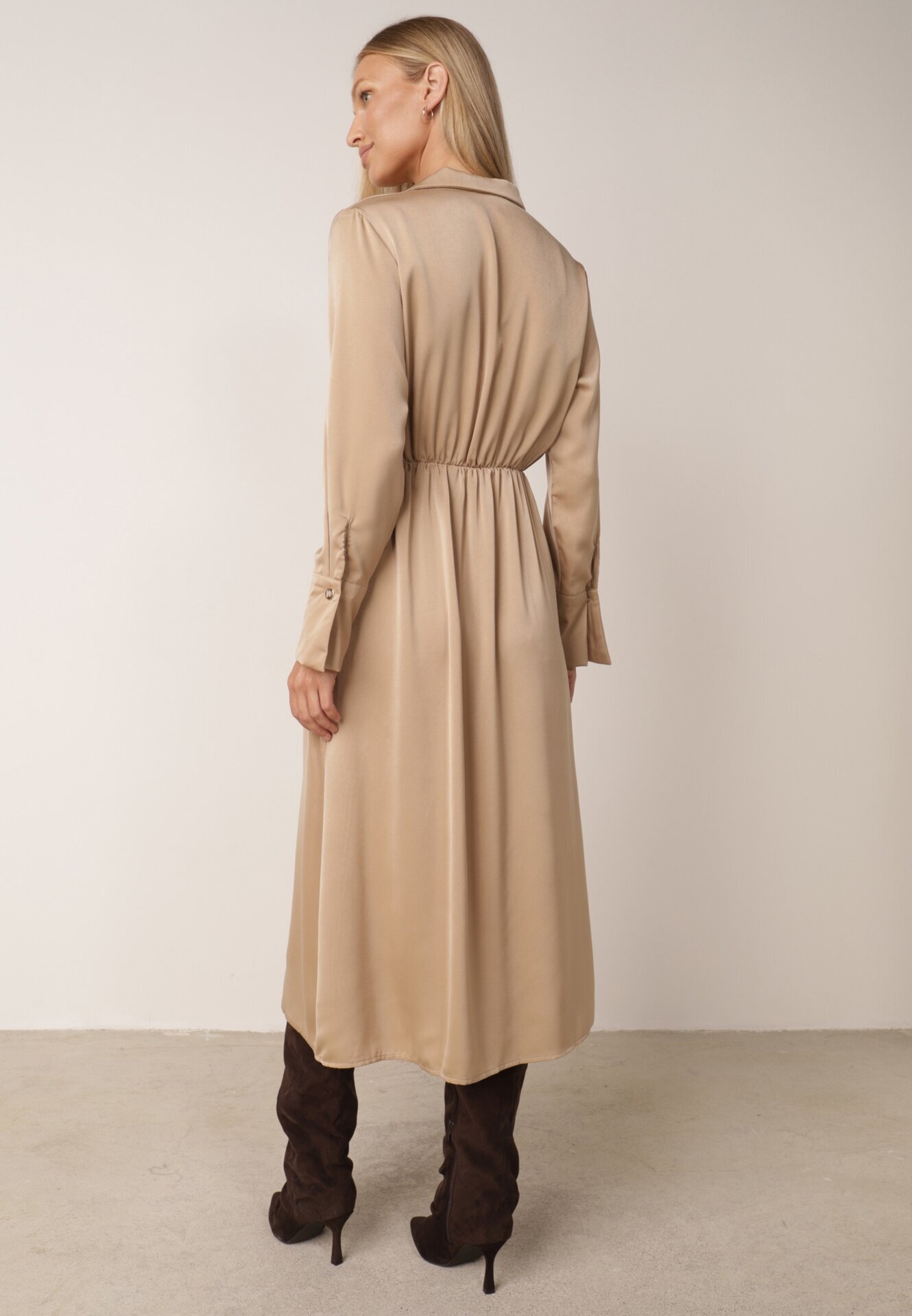 rosa Rochie Bej De Satin Midi cu Decolteu Petrecut și Guler Hartho