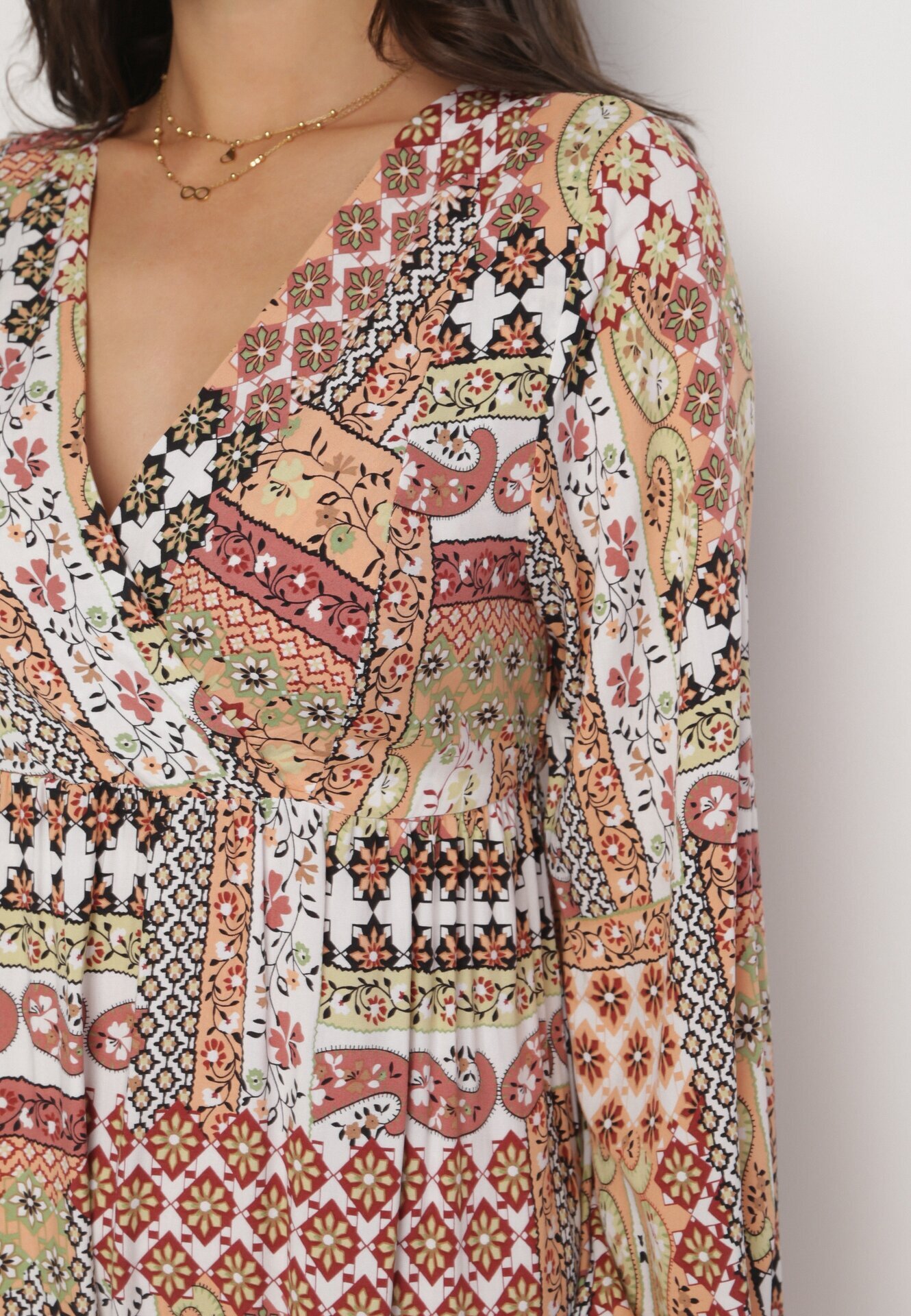 rosa Rochie Bej-Roz cu Decolteu Petrecut cu Imprimeu Patchwork Betey