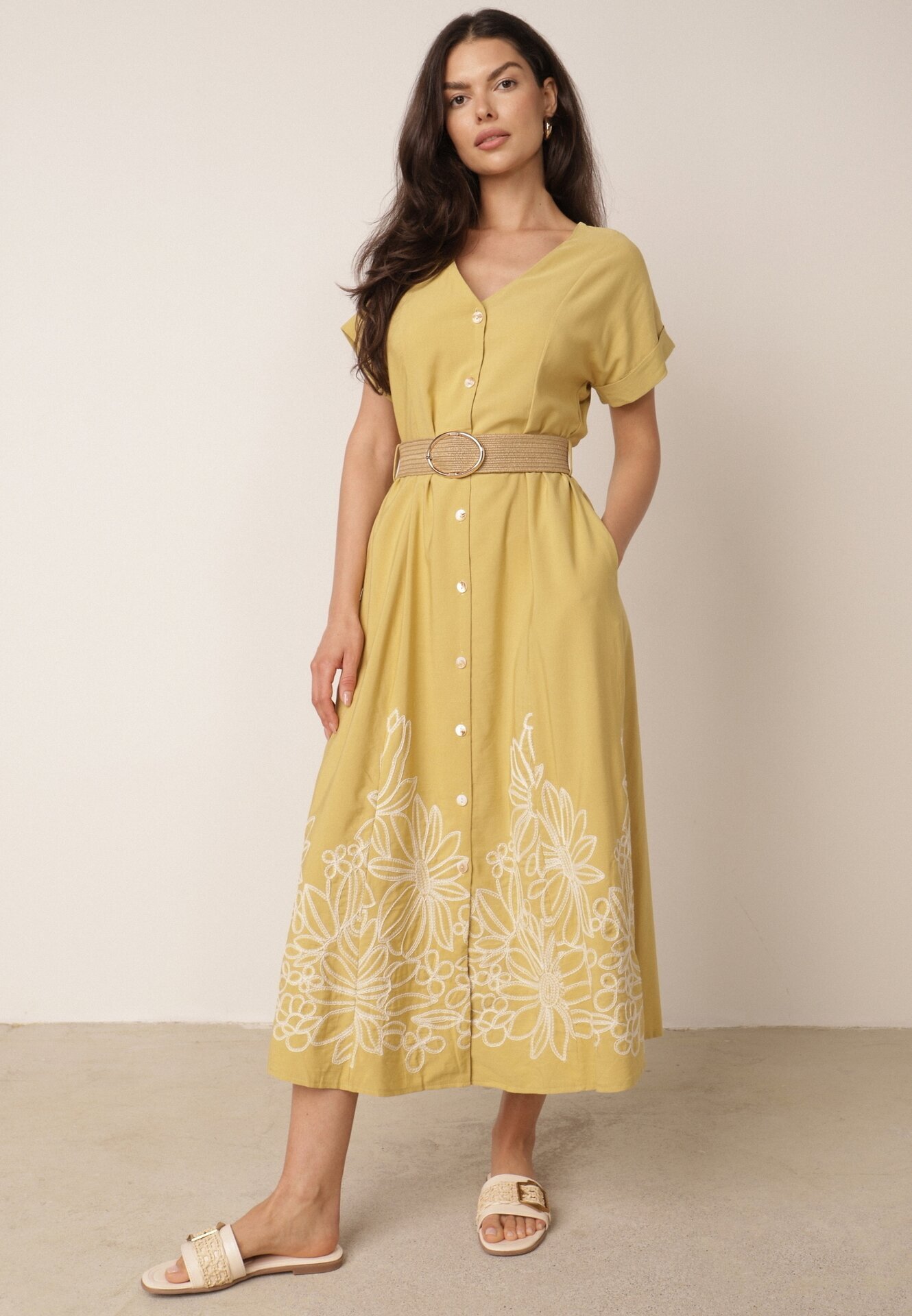 rosa Rochie de vară cu nasturi bogată în viscoză cu broderie și curea împletită Perinca Galbenă