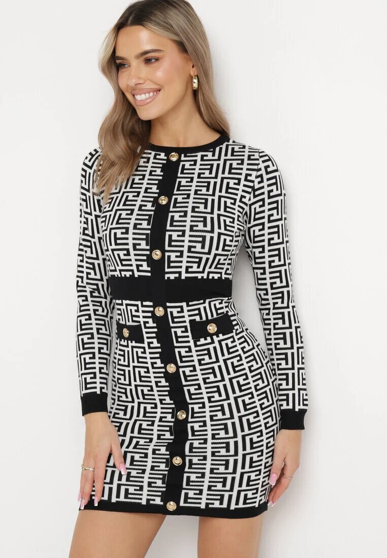 rosa Rochie Mini Tricotată Albă cu Model Geometric Decorată cu Nasturi și Inserții Negre Taiwa