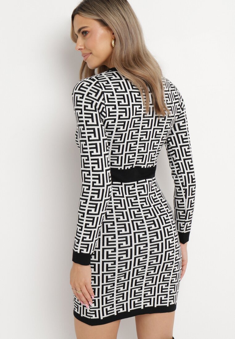 rosa Rochie Mini Tricotată Albă cu Model Geometric Decorată cu Nasturi și Inserții Negre Taiwa