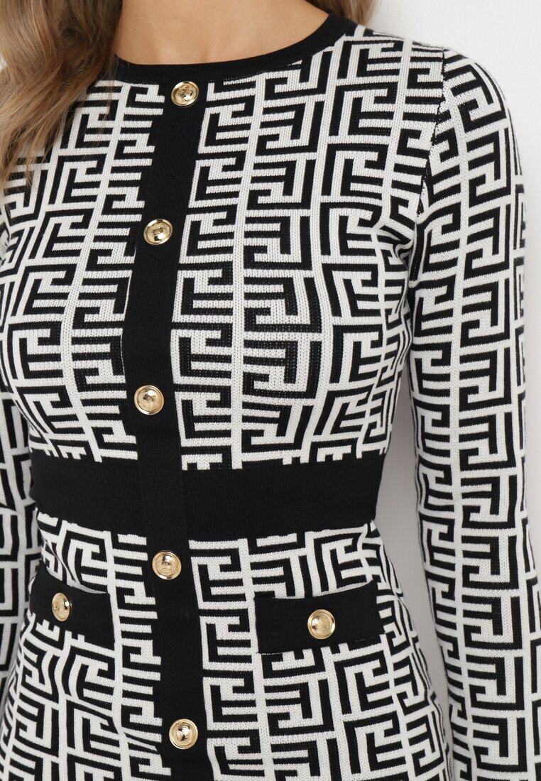 rosa Rochie Mini Tricotată Albă cu Model Geometric Decorată cu Nasturi și Inserții Negre Taiwa