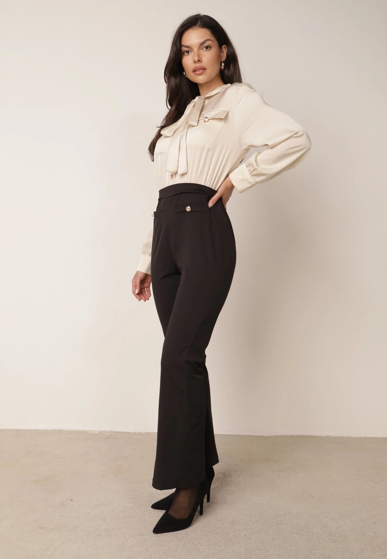 rosa Salopetă Elegantă Negru-Bej cu Bluză tip Cămașă cu Legătură și Nasturi Decorativi Noriti