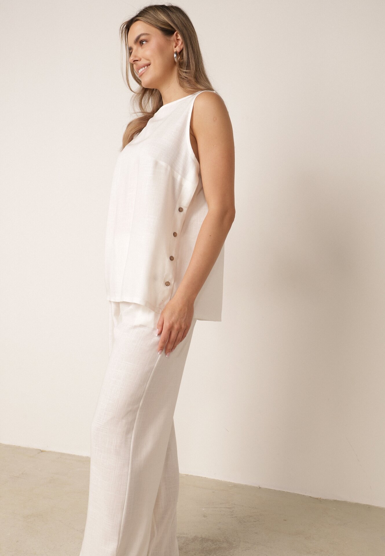 rosita Set minimalist din vâscoză și in bluză fără mâneci și pantaloni Lareia Alb
