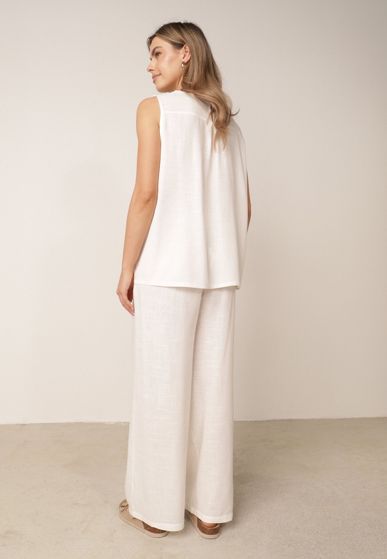 rosita Set minimalist din vâscoză și in bluză fără mâneci și pantaloni Lareia Alb