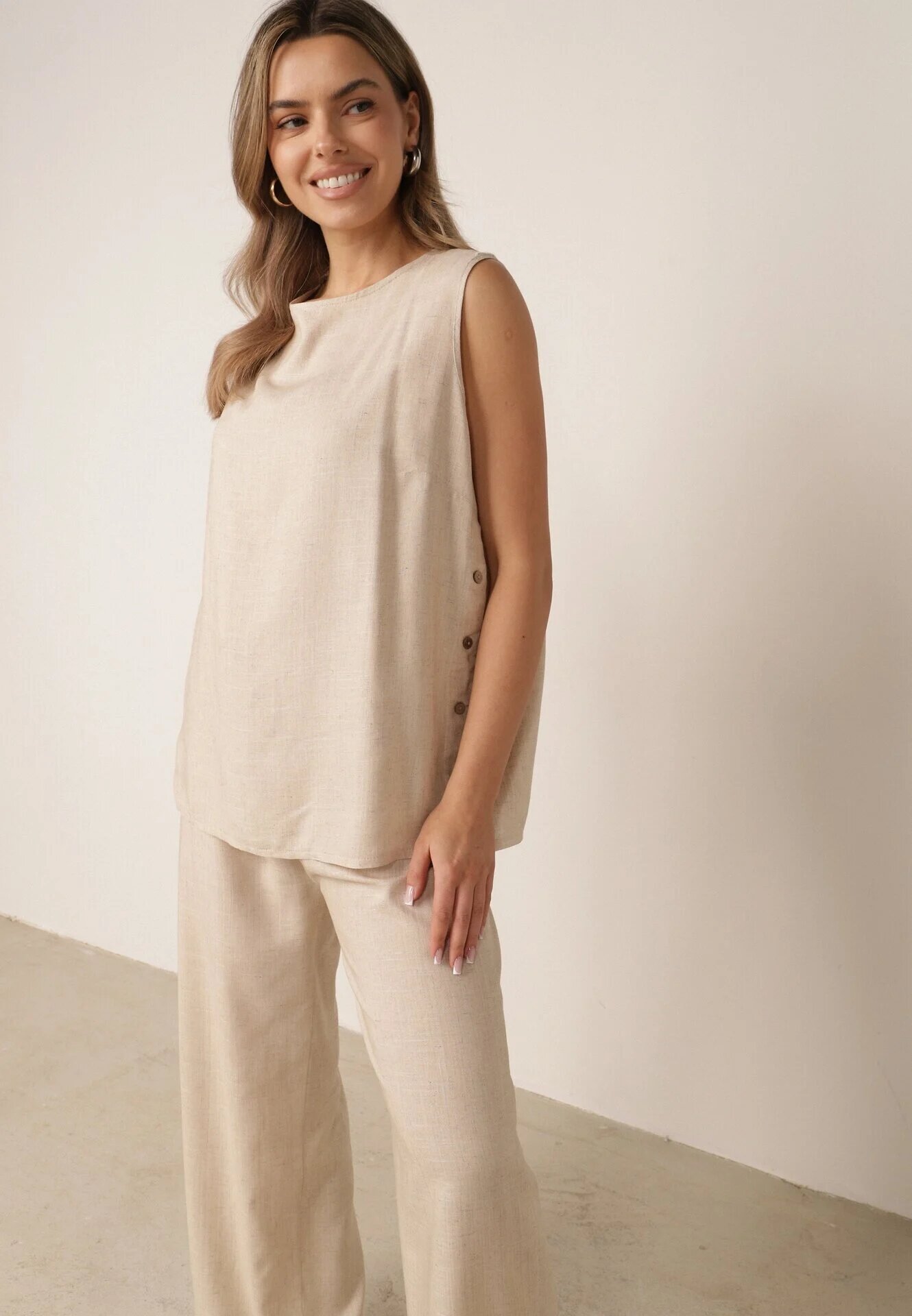 rosita Set minimalist din vâscoză și in bluză fără mâneci și pantaloni Lareia Bej