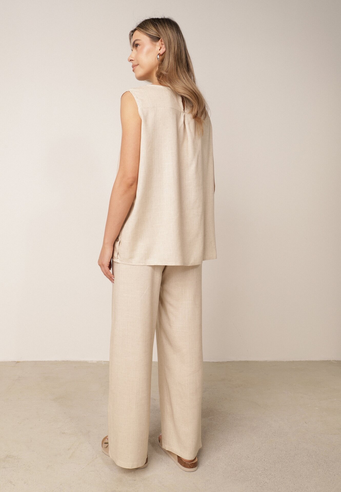 rosita Set minimalist din vâscoză și in bluză fără mâneci și pantaloni Lareia Bej
