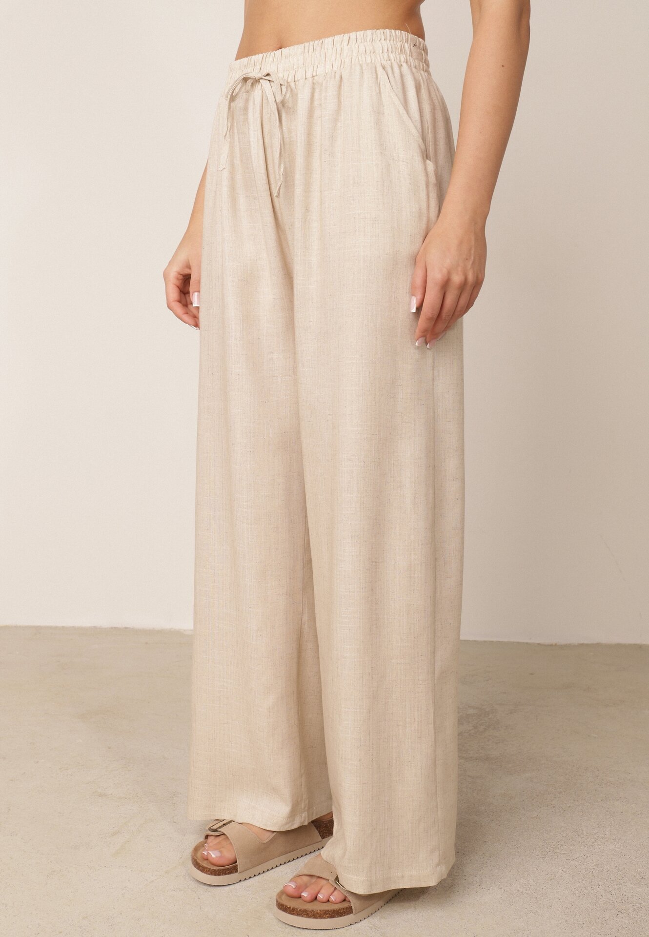 rosita Set minimalist din vâscoză și in bluză fără mâneci și pantaloni Lareia Bej