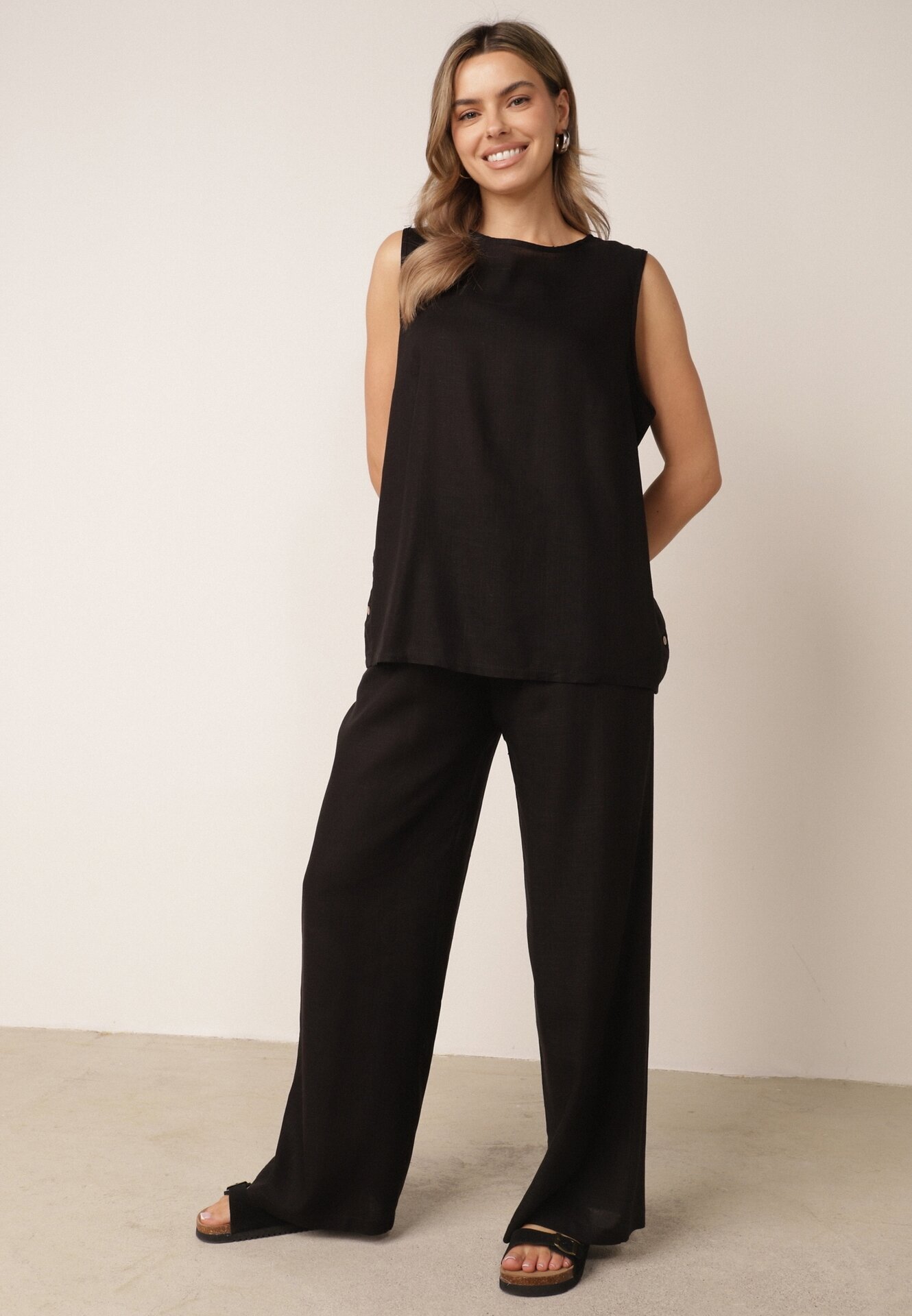 rosita Set minimalist din vâscoză și in bluză fără mâneci și pantaloni Lareia Negru