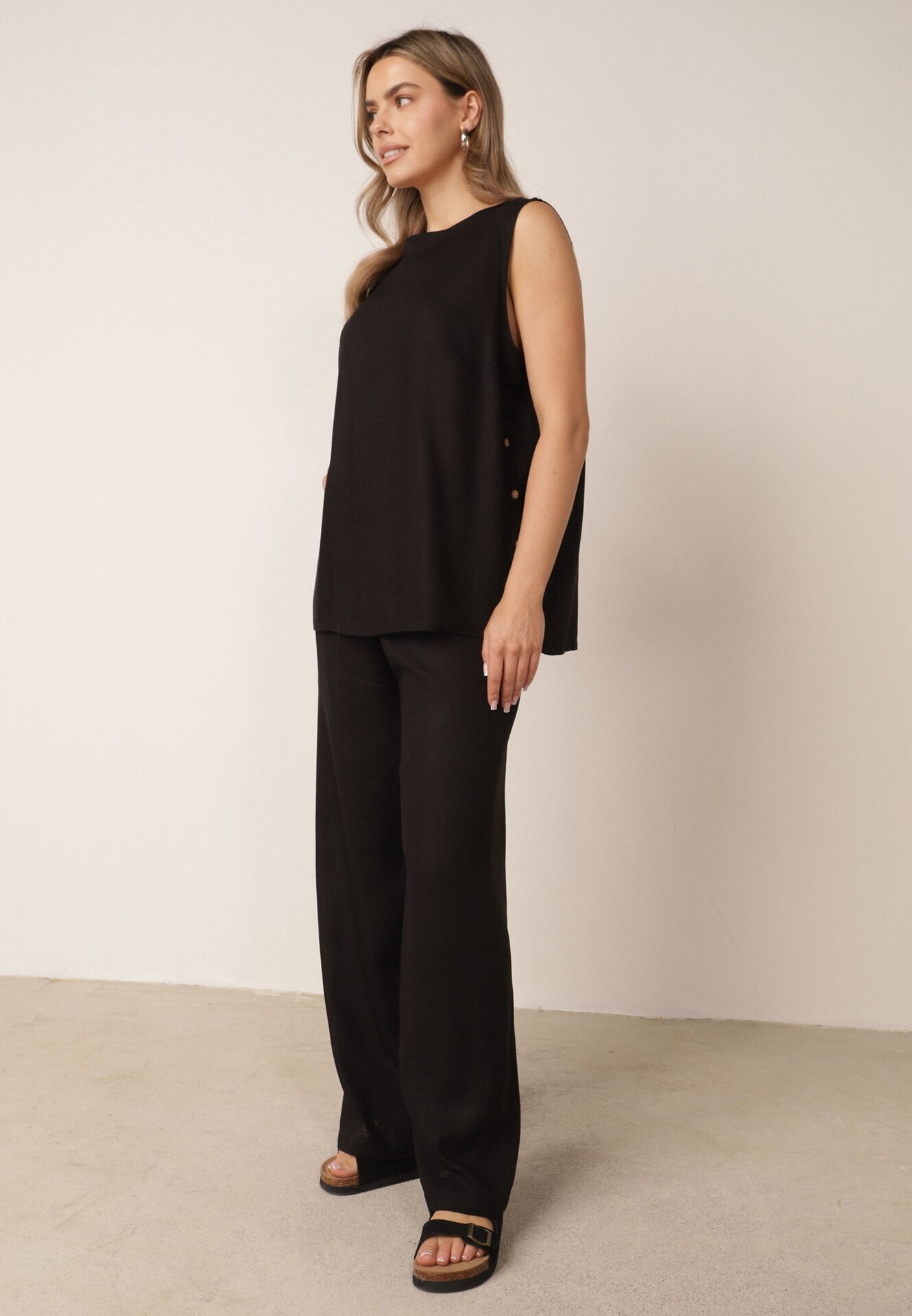 rosita Set minimalist din vâscoză și in bluză fără mâneci și pantaloni Lareia Negru