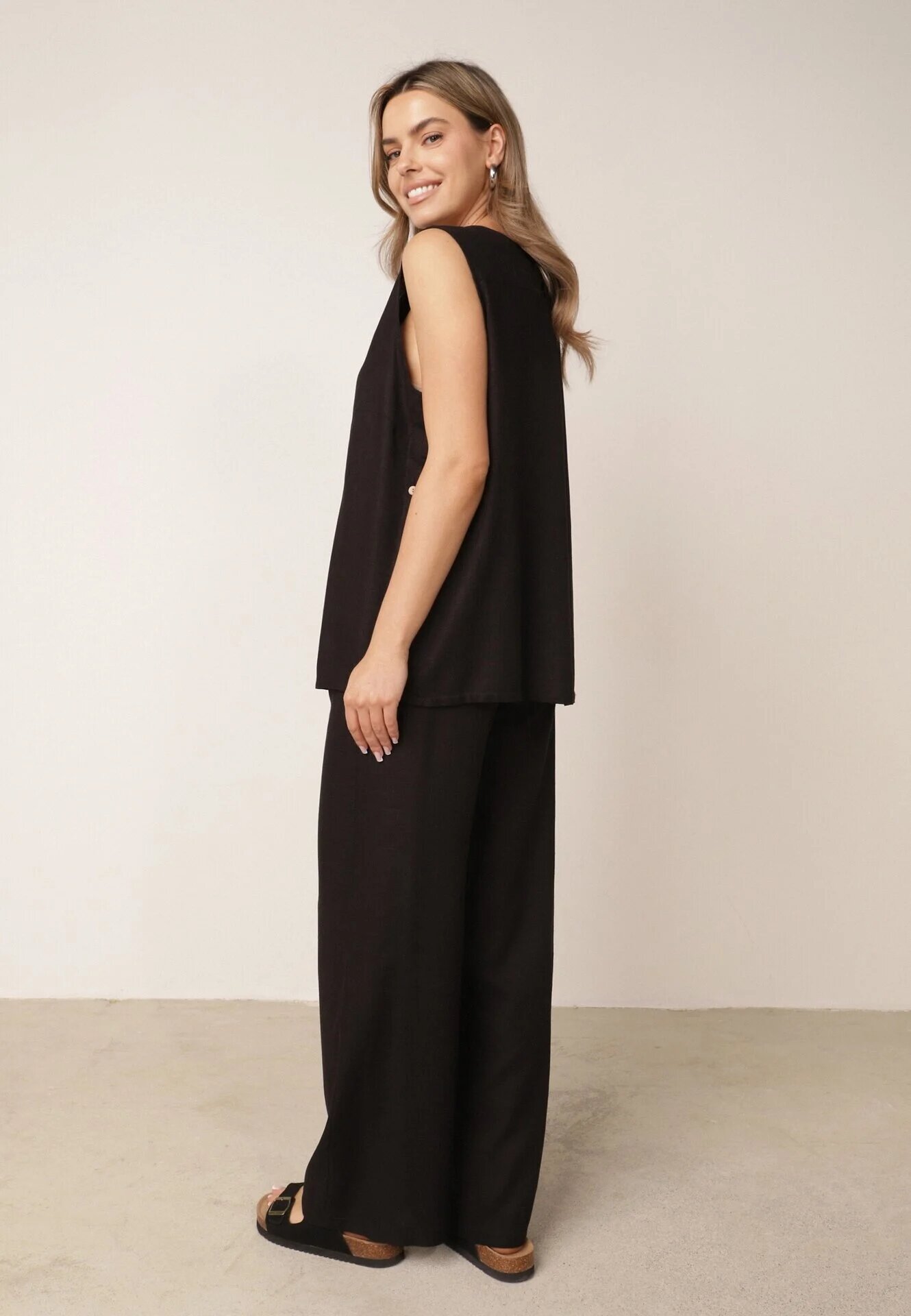 rosita Set minimalist din vâscoză și in bluză fără mâneci și pantaloni Lareia Negru