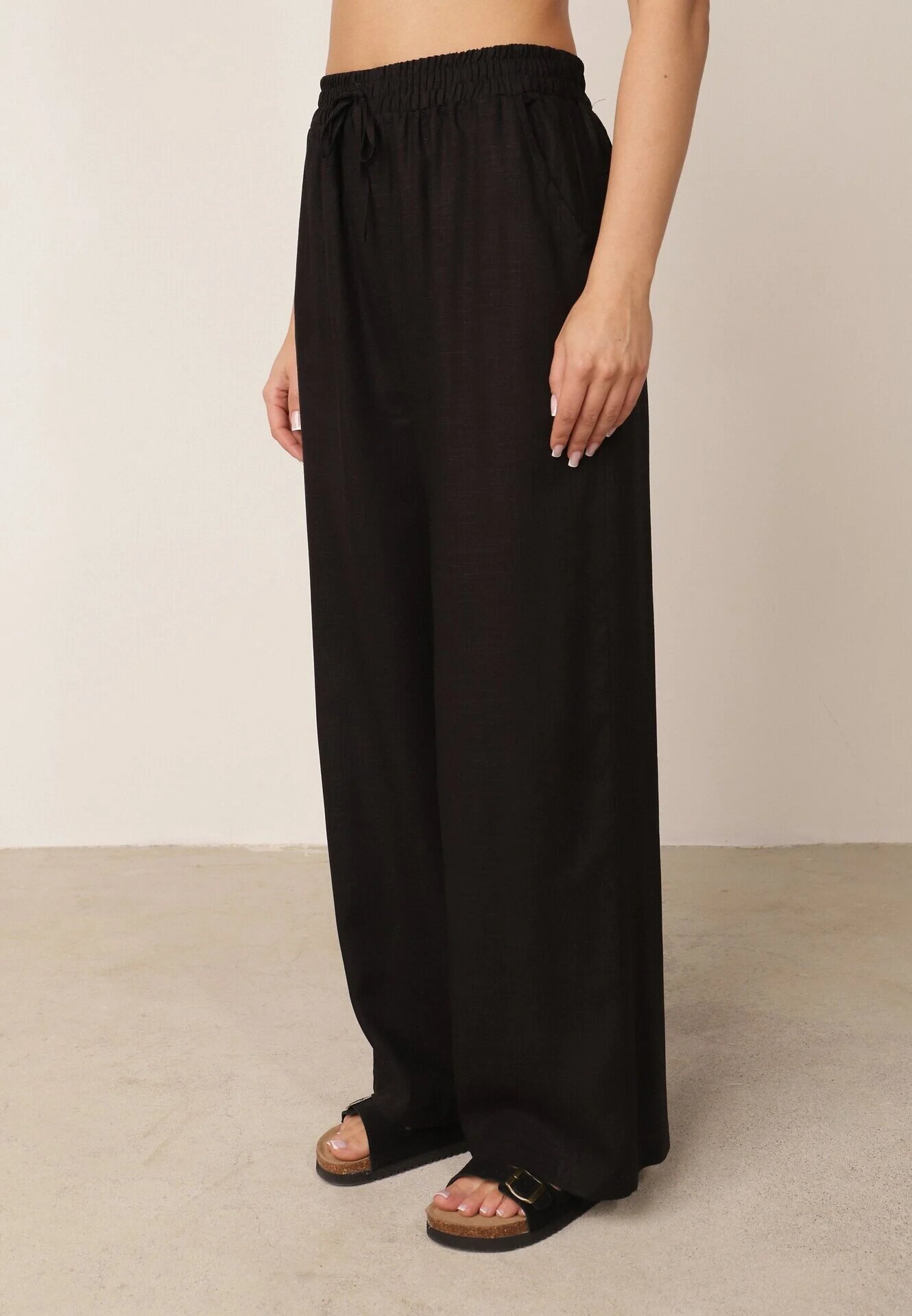 rosita Set minimalist din vâscoză și in bluză fără mâneci și pantaloni Lareia Negru