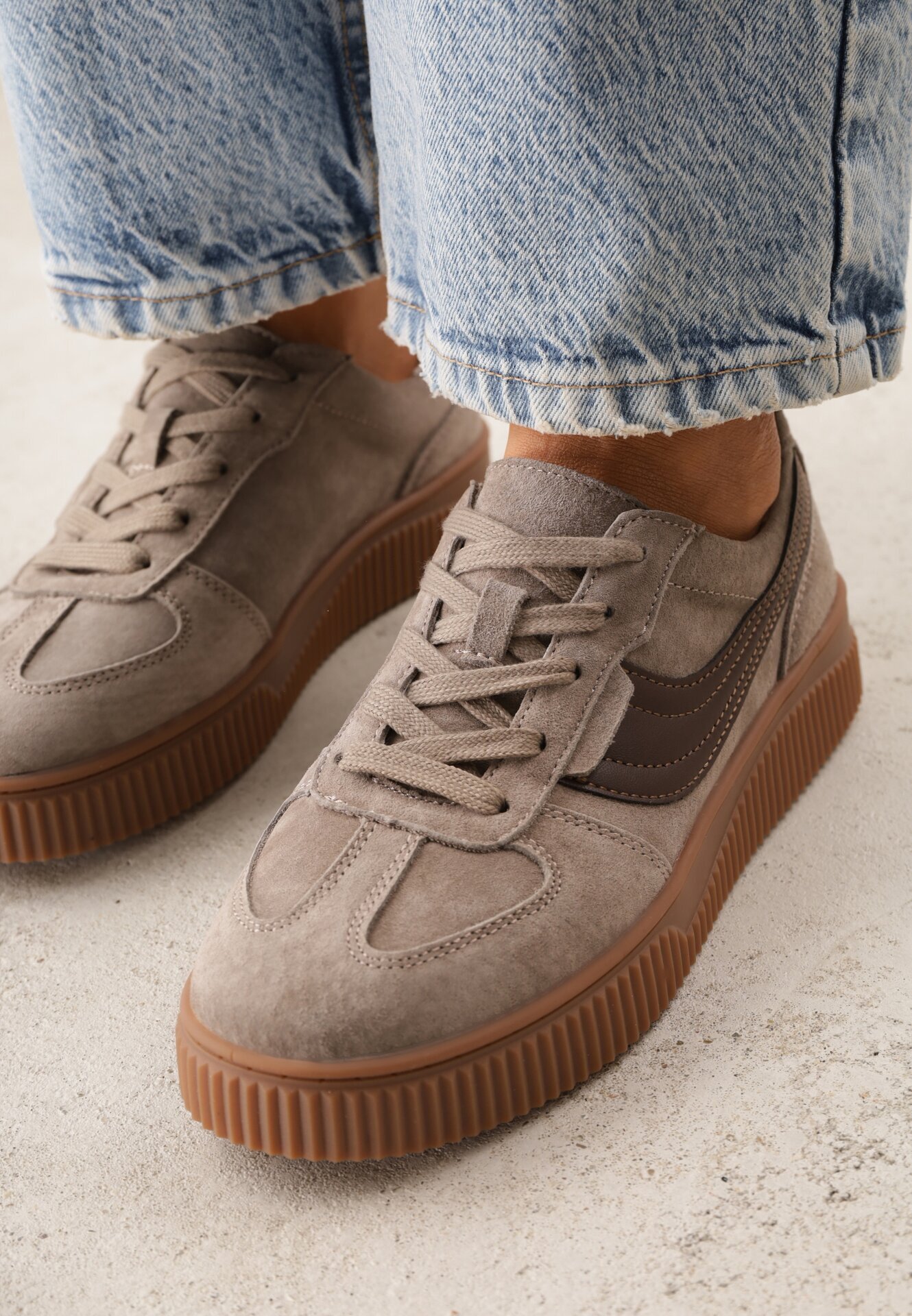 santorio Sneakers bej din piele întoarsă în stil tenisi clasici cu branț din piele Riosera