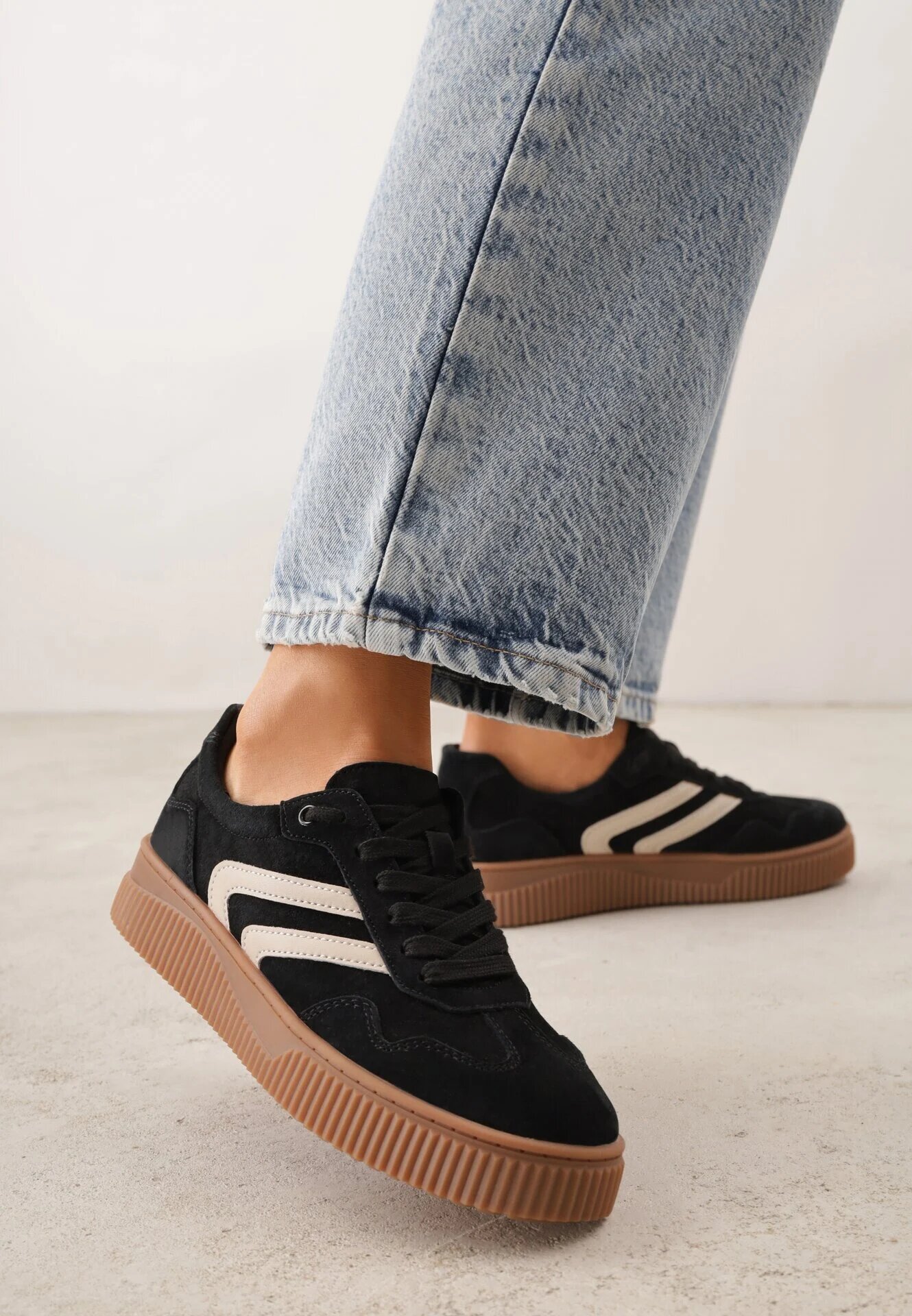 santorio Sneakers negri din piele întoarsă în stil tenisi iconici cu branț din piele Berosele