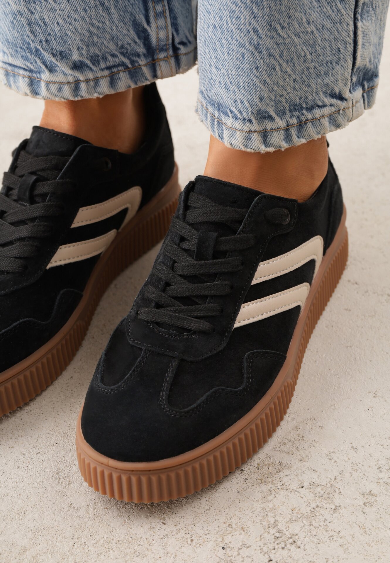 santorio Sneakers negri din piele întoarsă în stil tenisi iconici cu branț din piele Berosele