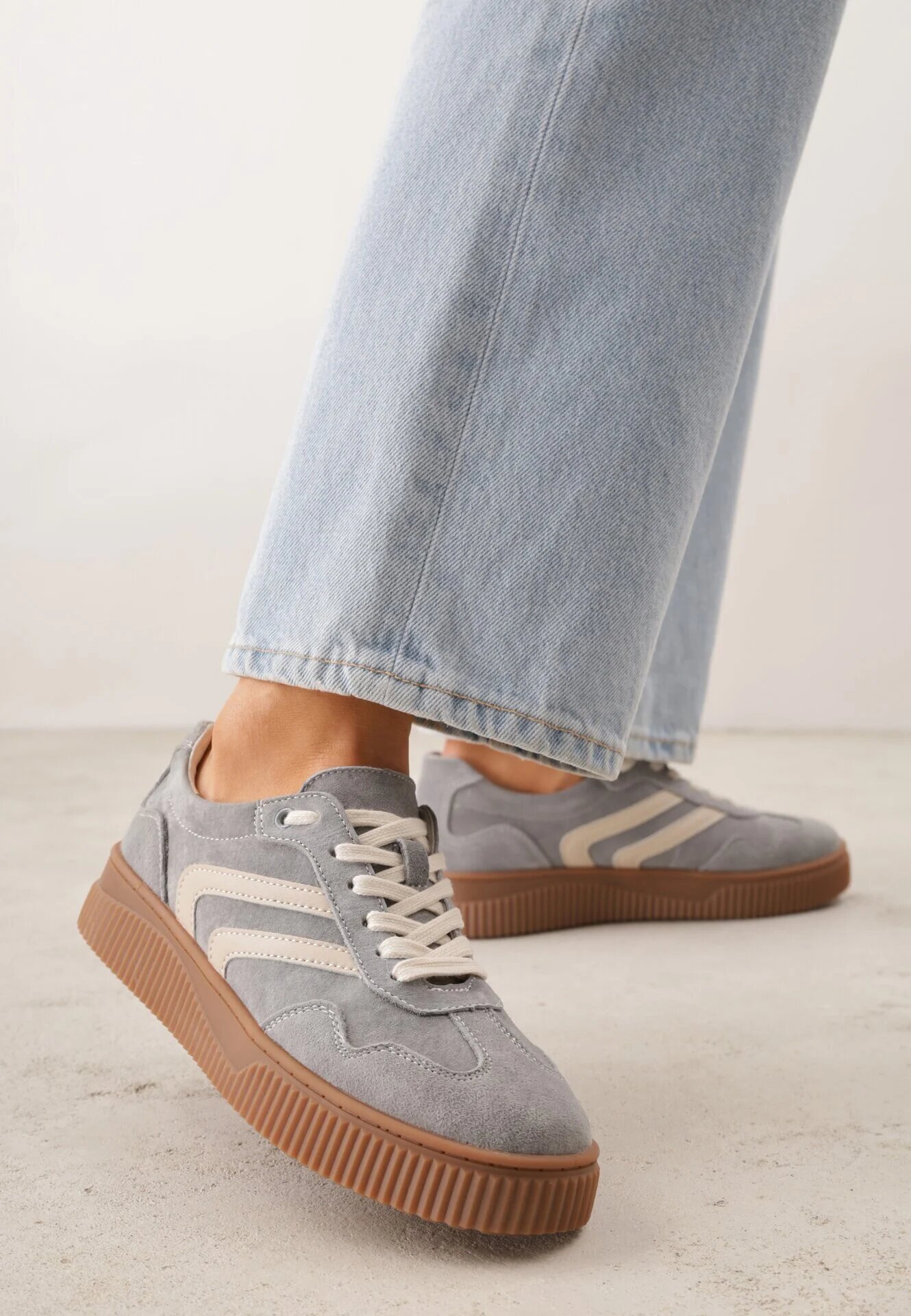 santorio Sneakersy Gri închis din piele întoarsă în stilul adidașilor iconici cu branț din piele Berosele