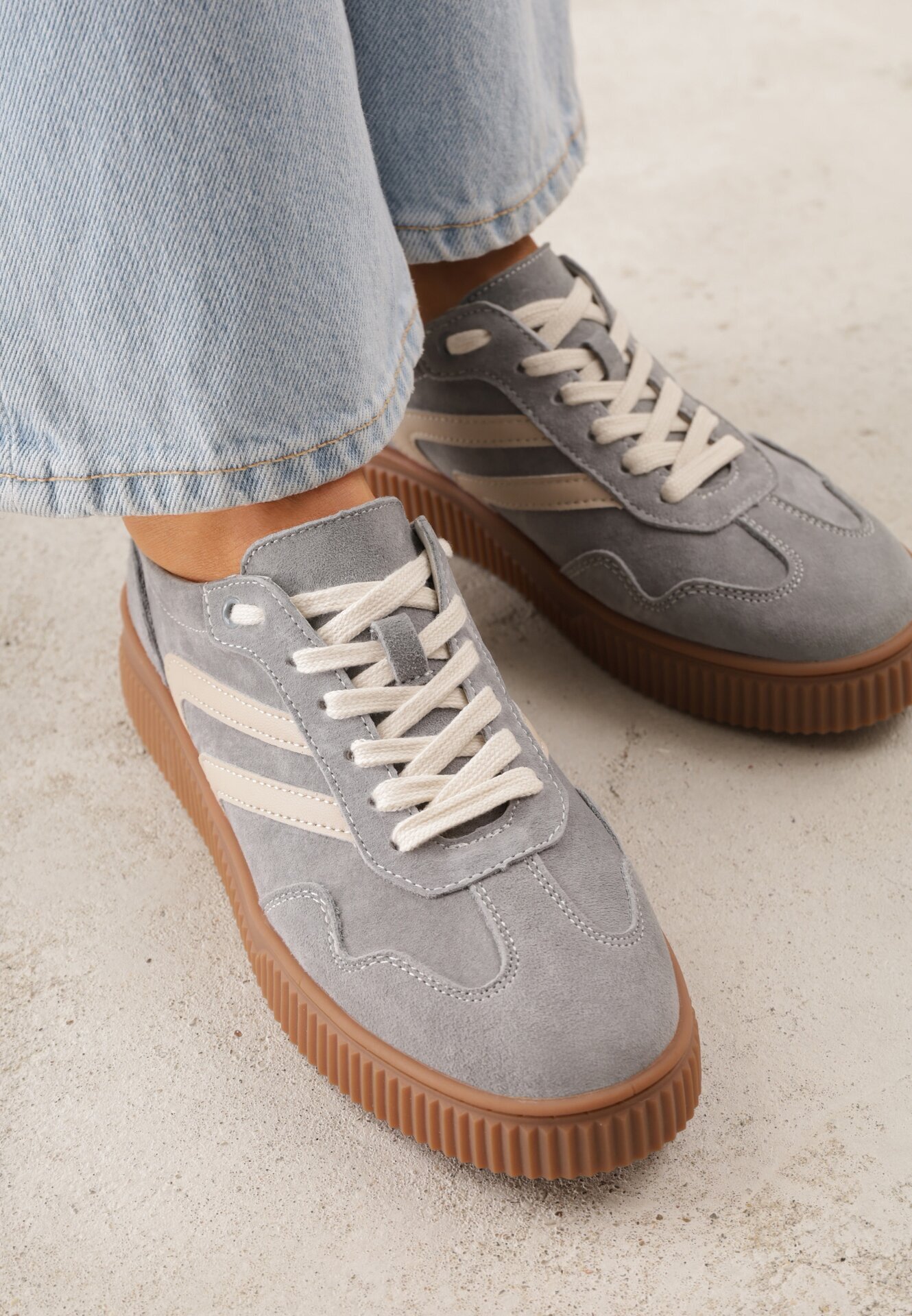 santorio Sneakersy Gri închis din piele întoarsă în stilul adidașilor iconici cu branț din piele Berosele