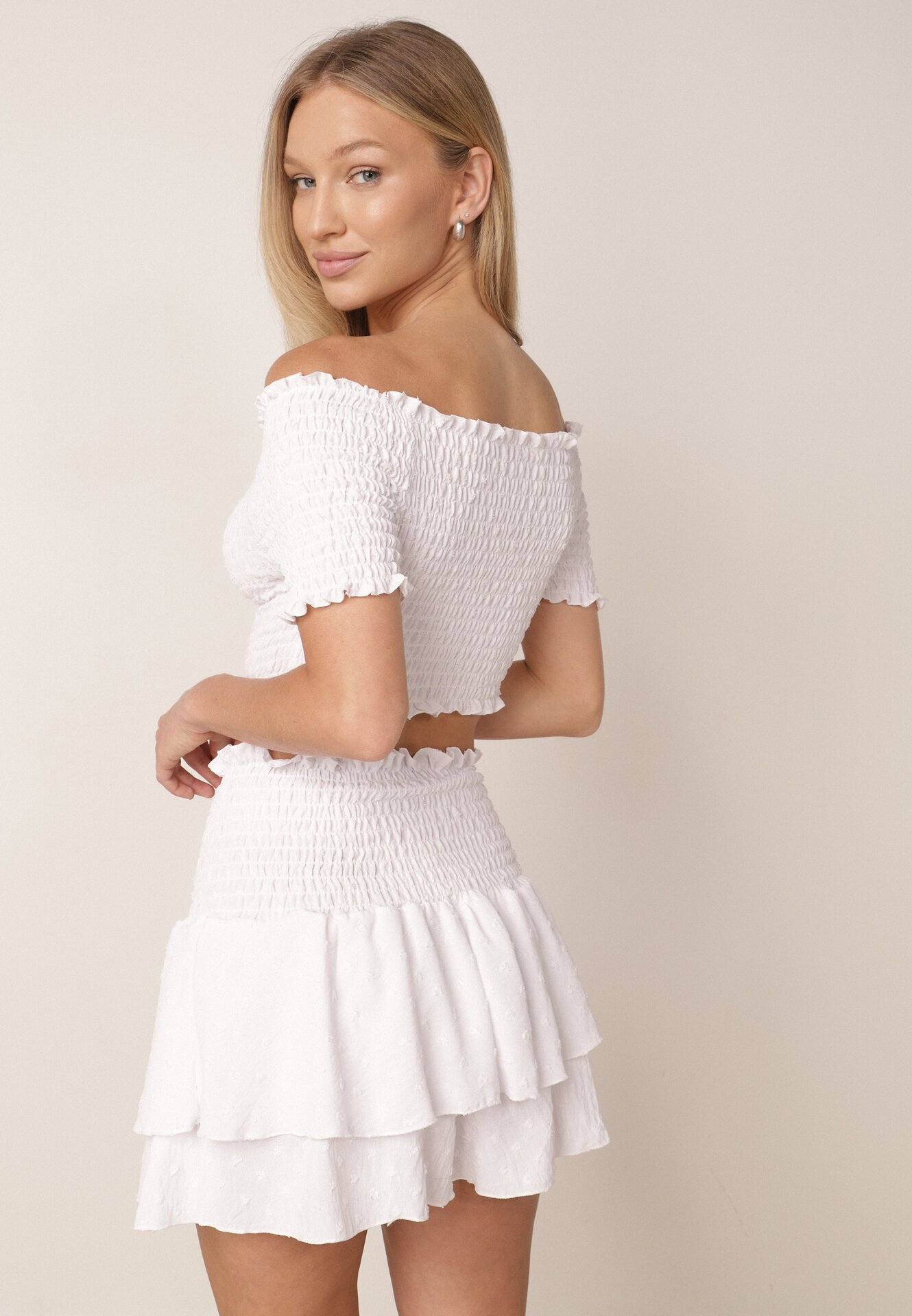  Set Alb Top în stil spaniolă și Fustă-Pantaloni scurți cu elastic Quillatta